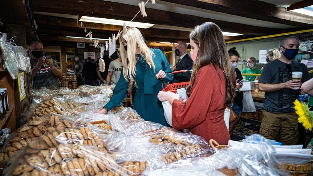 イヴァンカ・トランプさんのインスタグラム写真 - (イヴァンカ・トランプInstagram)「‪Barnstorming Pennsylvania today! 🇺🇸‬  ‪📍Lancaster County: Blessings of Hope‬  ‪📍Chester County: Brandywine Manor House ‬  ‪📍Bucks County: Tabora Farm and Orchard」9月5日 6時29分 - ivankatrump