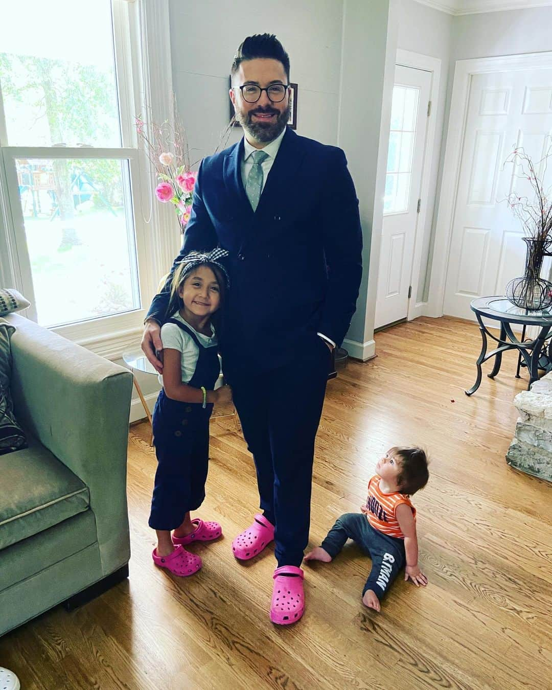 ダニー・ゴーキーさんのインスタグラム写真 - (ダニー・ゴーキーInstagram)「A man’s gotta do what a dad’s gotta do. #dadlife #pinkcrocs」9月5日 6時37分 - dannygokey