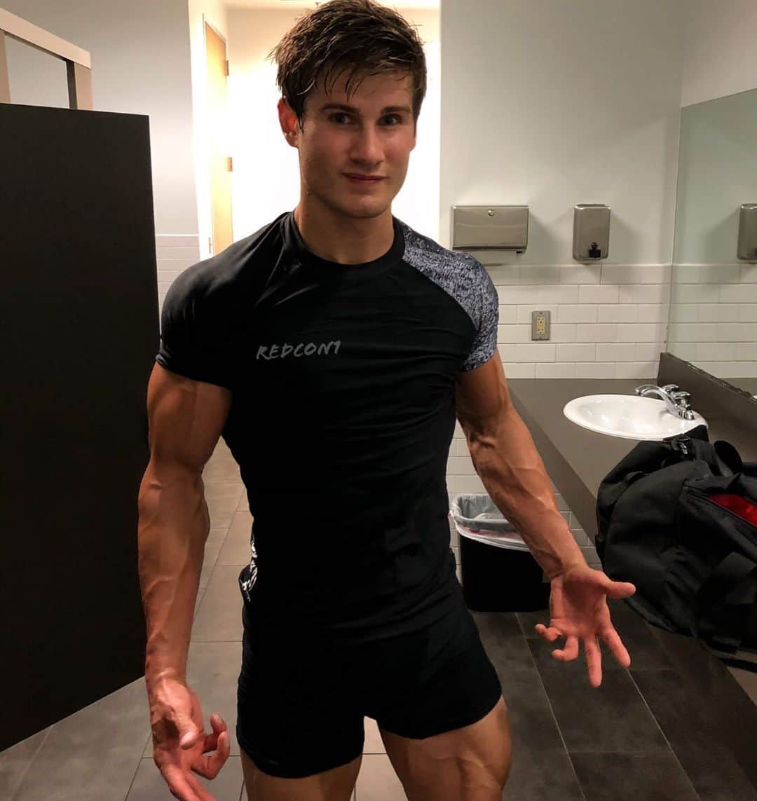 セージ・ノースカットのインスタグラム：「Already feeling a pump before training after taking some Big Noise and Moab! 30% off any products from @redcon1 click the link in bio! Use code Patriot30 and it’s live for all of Labor Day Weekend!」