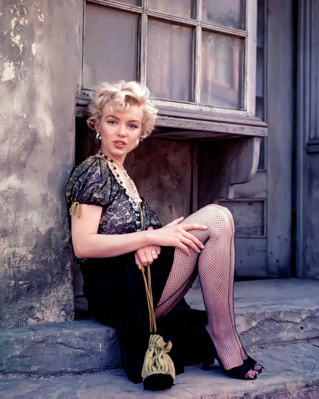 のインスタグラム：「Marilyn photographed by Milton Greene, 1956. Her little purse reminds me of the bucket bags that are popular today. Ahead of her time✨ #marilynmonroe」