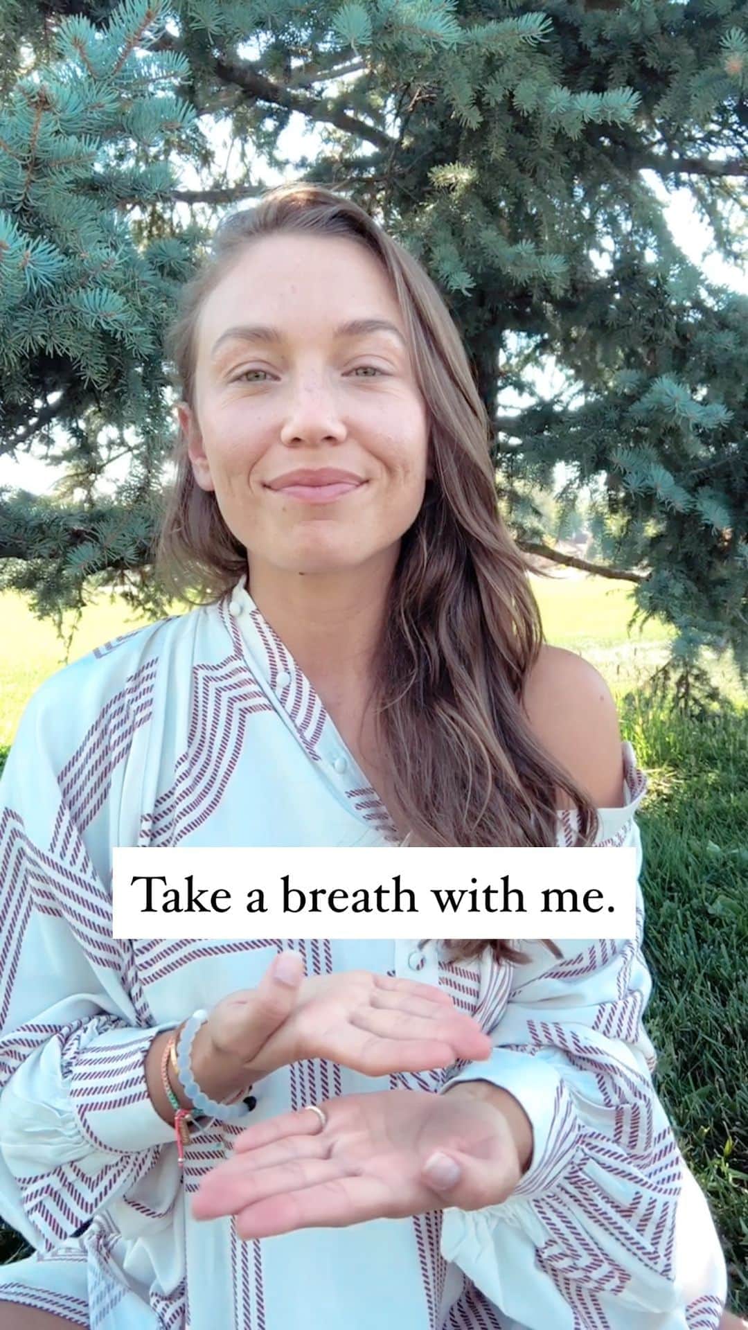Nicole Mejiaのインスタグラム：「15 seconds of P A U S E   I hope this serves you. 🌬🌲🧘🏻‍♀️」