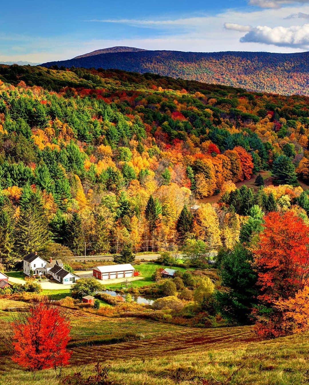 Lonely Planetのインスタグラム：「🍁Rev your engines, leaf-peepers.   We've got the ULTIMATE New England fall foliage road trip for you.   🗺️Tap the link in our bio to get the full itinerary.  Share this with your road trip partner and be sure to save it for all your inspo cravings.  Spots featured: 1️⃣The Berkshires 2️⃣North Conway 3️⃣🗺️ 4️⃣West Cornwall, Connecticut 5️⃣Manchester 6️⃣Lake Candlewood 7️⃣Litchfield Hills, Connecticut 8️⃣Mt Greylock State Forest 9️⃣Lake Champlain 🔟 Bretton Woods」