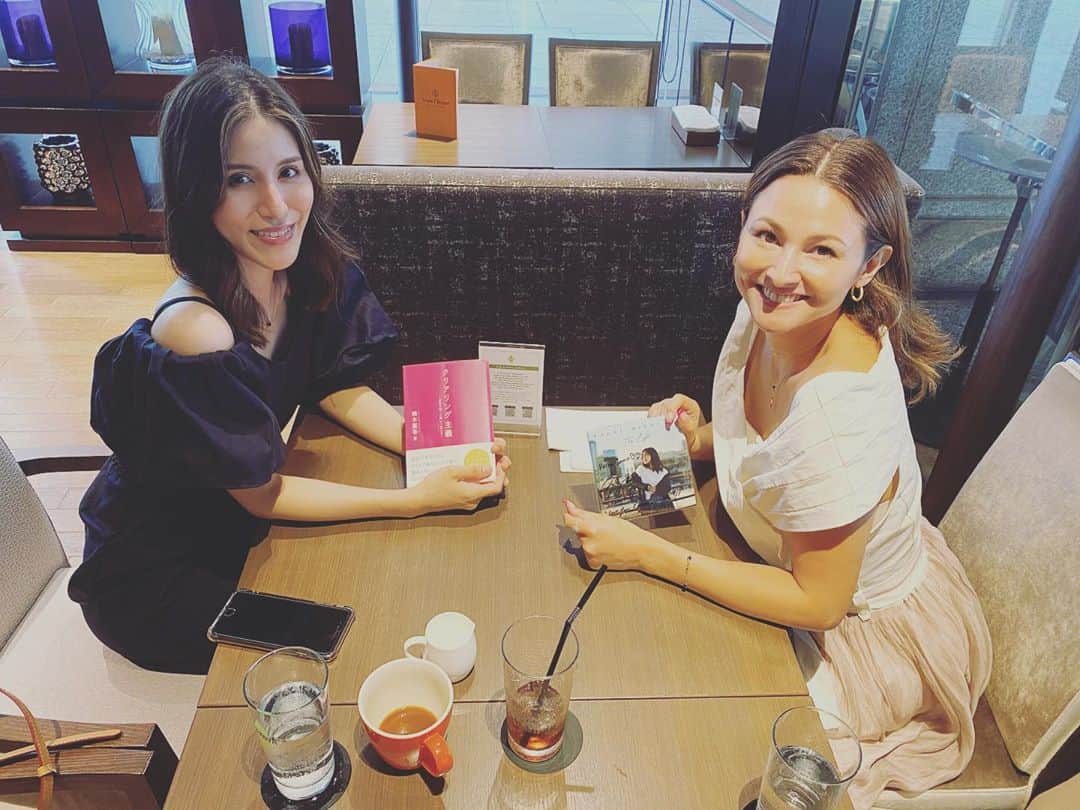 橋本麗香のインスタグラム：「@kaorumiyazaki_official  かおちゃんの歌声は 魂の美しさが出ていて 心を素敵な空調へ運んでくれます✨✨✨✨💖🕊  お互いの作品にサインをして お互いの作品について話して☺️ 凄くいい時間でした💕」