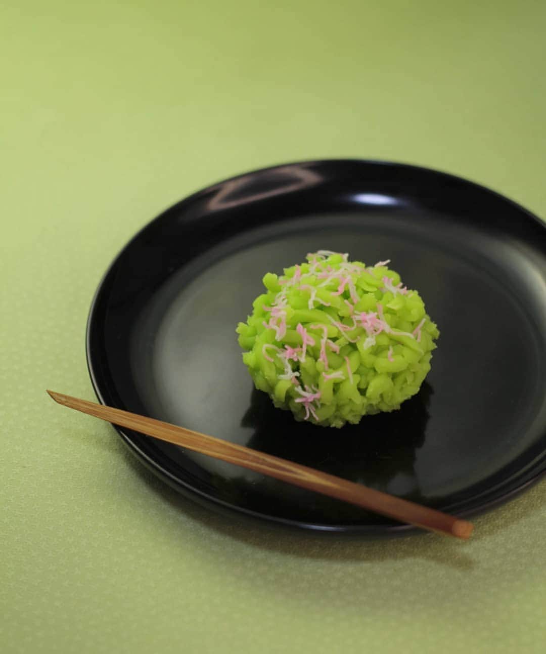 和菓子職人 三納寛之のインスタグラム：「『萩の花』  薯蕷きんとん製 道明寺  一般的にきんとんで萩をやる時はだいたいイラ粉と呼ばれる糯米から出来てる米粉の一種に着色して花の表現をするのですがそこは自分らしく違う表現に。 こちらの方が手間が仕事としては手間がかかりますが微差は大差。 無駄は省いて手間は惜しまず。 目や舌で美味しく味わって頂くのに必要ならば手間は厭わずです(*´ω｀*)  ーーーーーーーーーーーーー #instafood #上生菓子 #生菓子 #和菓子 #wagashi #デザート #おやつ #スイーツ #抹茶 #greenTea #Japan #Japanese #Japon #綺麗 #可愛い #美味しい #秋の七草 #ねりきり #器好き #Japanesefood #緑 #green #花 #flower #茶道 #伝統 #日本 #nippon  #和菓子職人 #お菓子作り」