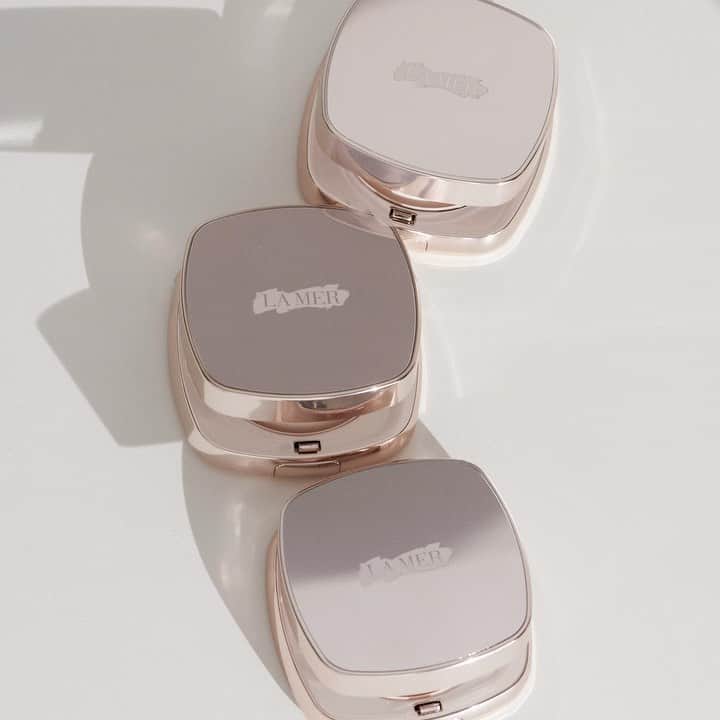 ドゥラメールのインスタグラム：「Watch our beauties blossom. The Luminous Lifting Cushion Foundation Broad Spectrum SPF 20 illuminates, plumps and protects—perfectly complementary to late summer, whether you’re indoors or out.」