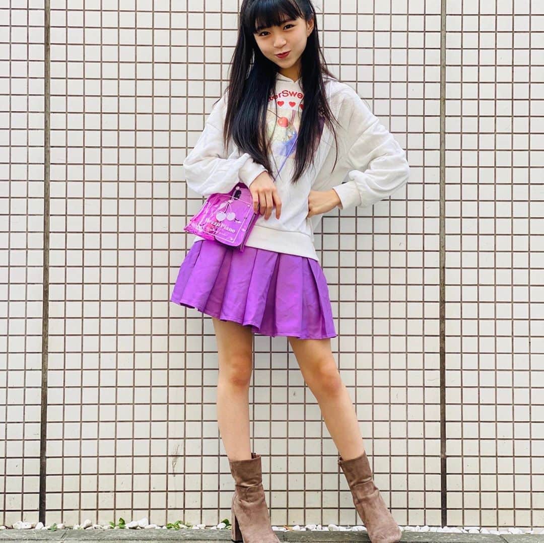 ニコ☆プチのインスタグラム：「おはよ〜😚✨ 今日のプチモのふろくの使い方は、ナオだニャオ🐈💞 お洋服のチェリーと合わせてくれたよっ🍒  使いやすいサイズのサコッシュ😊 可愛いピンクで、コーデのアクセントにもなる存在💕 mezzo piano juniorの可愛いチェリー柄と、 服の🍒柄を合わせてみました❤️ 菜桜はお気に入りの文房具を入れたり、携帯を入れて使ってるよ。 HAPPY😊  #ニコプチ #ニコプチふろく #プチモのふろくの使い方  #ニコプチふろくのある生活  #メゾピアノジュニア #mezzopianojunior  #ふろく #大里菜桜」