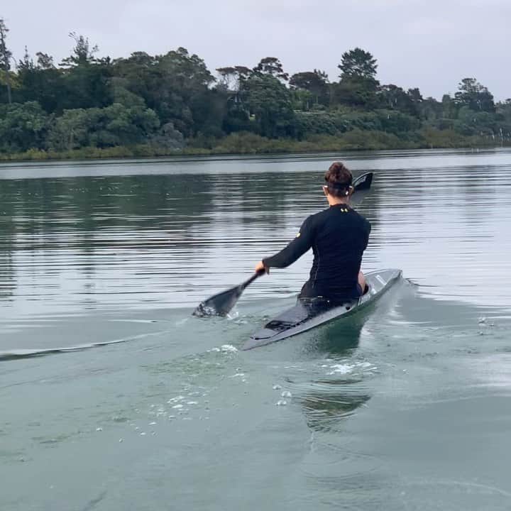 リサ・キャリントンのインスタグラム：「Excited to get back on the water with the team!! It’s been a crazy year, but can’t wait to start the season after a bit of a break. #lovemyjob #glass #flow」
