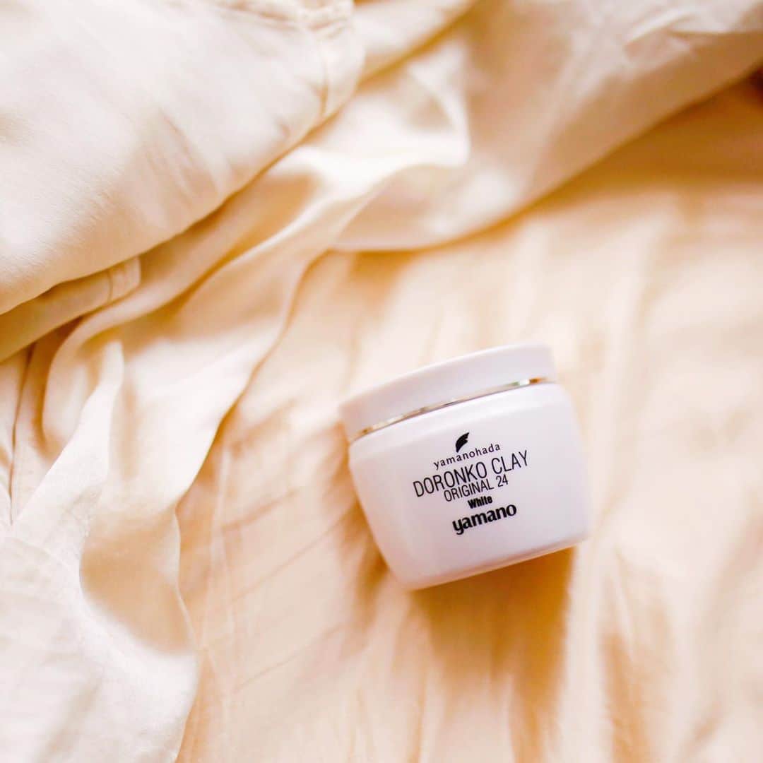 のインスタグラム：「．  Favorite beauty goods  前回もご紹介した、ヤマノ肌  ドロンコクレー24 オリジナルWhite♡  相変わらず、ずっと使ってるよ〜❤️ これ、白い泥パックなんです🥺  白どろは、朝起きて、こちら1つで パックも洗顔もできる高品質👏 本当優秀ですよね♡  ． 使い心地も良くて、 たっぷりと使える 良いことづくしのパック⭕️  このパックのおかげで、化粧の ノリも良くなったし、お肌もちっと してきたよ〜♡嬉しいな♡  是非使ってみてね✨ @yamanohada.com24  ． #どろんこパック#乾燥肌#ドロンコクレー#ロングセラー商品#山野愛子#ヤマノ#パック#泡立たない洗顔料#泥洗顔#どろんこ美容#透明感#天然ミネラル#肌トラブル改善#トリートメント#保湿#肌質改善#毛穴対策#毛穴の黒ずみ#くすみ対策#yamano #スキンケア#コスメ#PR」
