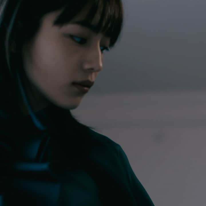のインスタグラム：「#fashion  2020-21 autumn & winter collection emporio armani featuring haruna kawaguchi  『川口春奈、エンポリオ アルマーニで秋を迎える vol.1』  ミラノから到着したばかりの EMPORIO ARMANI の最新コレクションに今シーズン初めて袖を通した女優・川口春奈は、その第一印象について「どのルックもクールで強い印象を受けました」と、目を輝かせた。  中でも一番気に入ったというのが、こちらの艶やかなグリーンのマント。首元から大きくフリルが波打つシルエットは、クラシックでありながら同時に遊び心があって、ドレスのようにふわりと1枚で着ることもできるデザイン。  model: haruna kawaguchi photo&videography: genki nishikawa styling: noriko sugimoto hair&makeup: yusuke kawakita text: miwa goroku edit: mikiko ichitani  #EMPORIOARMANI #TFP #TheFashionPost #川口春奈 #HarunaKawaguchi #GenkiNishikawa #NorikoSugimoto #YusukeKawakita」