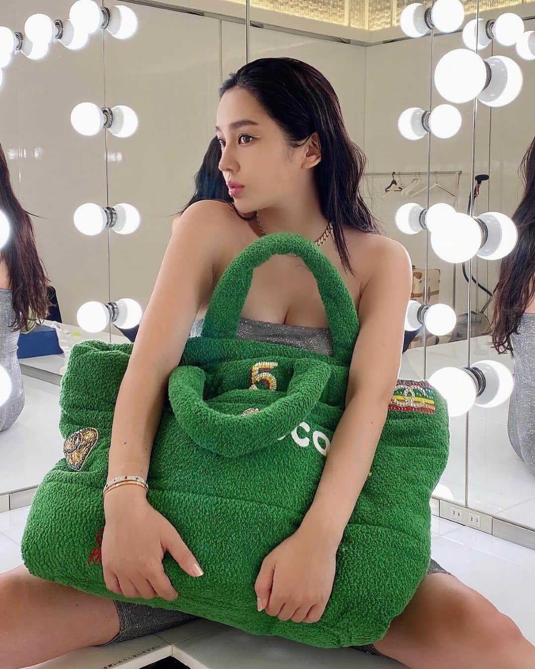 megbabyのインスタグラム：「今日もいっしょ🐶💚💚💚#chanelpharrell」