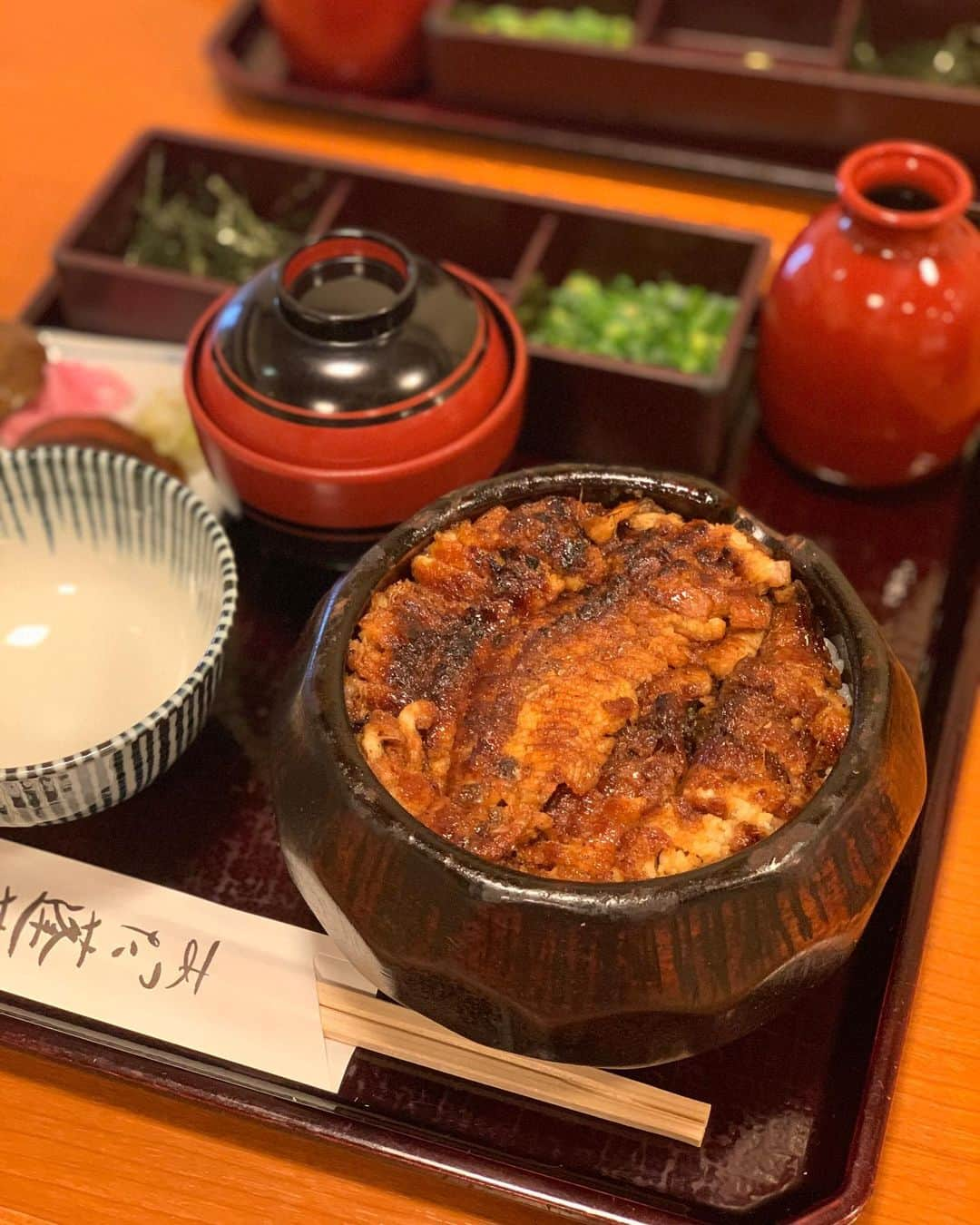 ゆうりちゃんのインスタグラム：「名古屋でのひつまぶしは あつた蓬莱軒 本店へ🏯♡ お店の雰囲気を味わいたく 本店まで足を運びました🦶！  香ばしいウナギと ホクホクのお米に絡んだタレが とっても美味しかったです💛 少し量が多いかな？と思うけど しっかり完食しました🙏🏻✨  食が細くなった祖母を見ていると 食べれる事の幸せをより感じます。 毎日暑いですが、健康で過ごしましょうね❤️  #名古屋#名古屋グルメ#ひつまぶし#あつた蓬莱軒#あつた蓬莱軒本店」