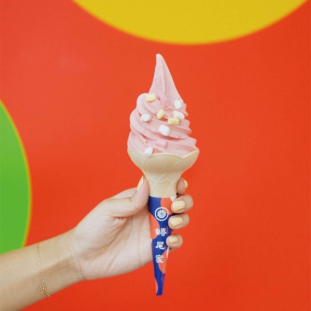 Vogue Taiwan Officialさんのインスタグラム写真 - (Vogue Taiwan OfficialInstagram)「#VogueFood 蜷尾家夏季台北店迎接最後兩週，請來亞洲五十大酒吧「Draftland」合作，將招牌調酒解構成3款冰品，本週登場的 「鳳梨波本漂浮雪泥」將波本威士忌做成冰沙，搭配玉米片牛奶霜淇淋，微醺甜蜜的口感讓人沉醉。  不喝酒的人一定要品嚐靈感來自楊枝甘露調酒的「熱帶水果Mojito雪酪」，果香濃郁入口清爽。9/9登場的「荔枝覆盆子多多」粉紅色雪酪上點綴彩色棉花糖，靈感來自Draft Land調酒「Lychee Cobbler」，將酒款中荔枝、檸檬、蒔蘿的風味巧妙延伸成具有南洋氣息的雪酪，並結合覆盆子、香茅和養樂多的風味元素，為蜷尾家的北漂時光畫下完美句點。  🔗完整介紹請點 @voguetaiwan 首頁連結  #蜷尾家 #draftland #冰淇淋 #調酒 @ninaogroup @draftland   🖋#silviasun #wendych」9月5日 18時21分 - voguetaiwan