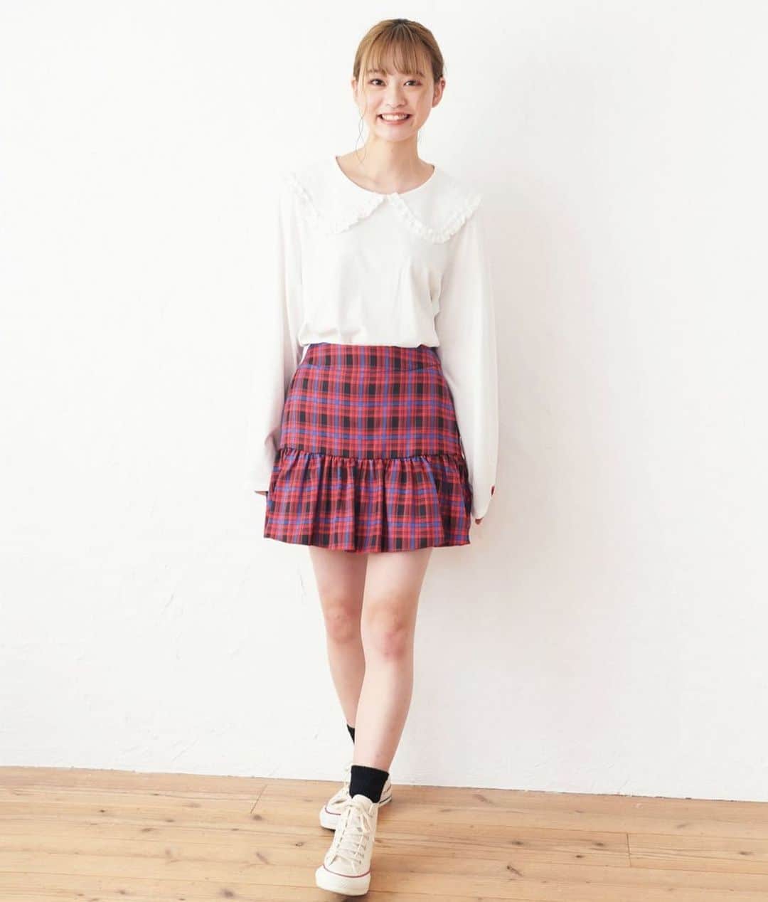 のインスタグラム：「\コーデの差し色にオススメ💕/﻿ ﻿ ☑︎PLAID GATHERED SKIRT PANTS ¥9,000+tax﻿  (RED,GREEN) 着用:RED﻿ ﻿ 秋服で1枚は持ってたい、チェック柄🍁﻿ 裾のギャザーシルエットが可愛い🍓﻿ 裏地がパンツ仕様になっていて、シーンを気にせず着用頂けます🧚‍♀️﻿ ﻿Tシャツ系はもちろん、スウェットに合わせたガーリーMIXなコーデもオススメ✔️ ﻿  画像をタップして商品情報をチェック🏷﻿ ﻿ ﻿ ┈┈通販サイトはこちら┈┈﻿ ・Official online store calif﻿ ・ZOZOTOWN ﻿ 悩んだときはお気に入り登録！﻿ ┈┈┈┈┈┈┈┈┈┈┈┈┈﻿  #milkfed #milkfedjp﻿ #ミルクフェド ﻿ #ガーリーストリート﻿ #秋コーデ #チェック柄 #スカート」