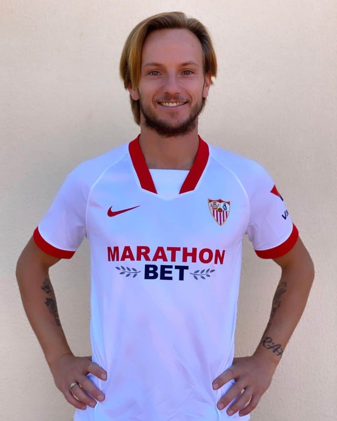 イヴァン・ラキティッチのインスタグラム：「Deseando lucir las nuevas camisetas. #TienenMuchoQuerer❤️ #TienenMuchoPoder💪  Looking forward to wearing the new kits. #TheyArePureLove❤️ #TheyAreSoPowerful💪」