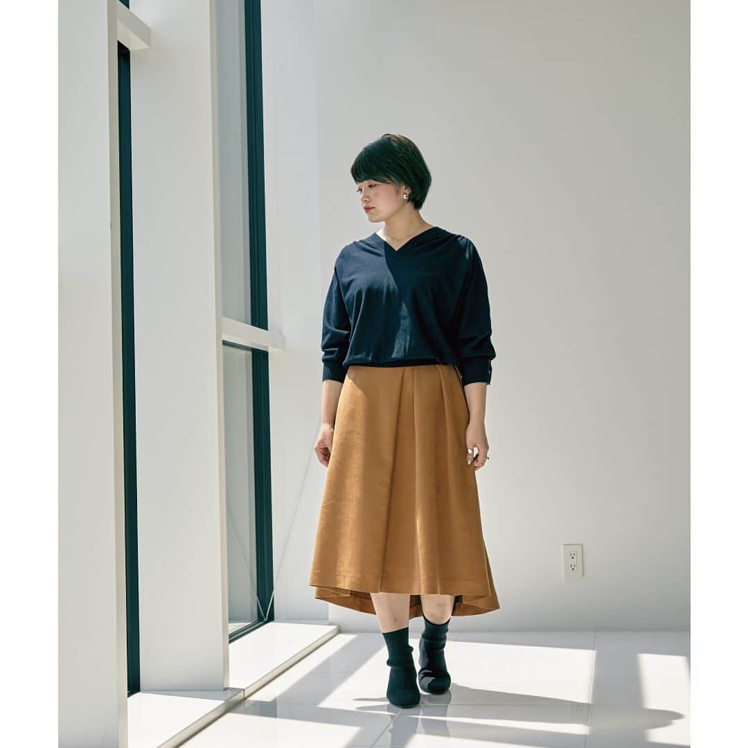 kumikyokuさんのインスタグラム写真 - (kumikyokuInstagram)「新しい季節を彩る、組曲の秋スカート﻿ ﻿ 「スエード風アシメトリースカート」﻿ ﻿ まだ暑い初秋から着られる﻿ サラッとしたタッチのスエード見えスカート。﻿ ﻿ カーキのハオリシャツをバサッと組み合わせて﻿ カジュアルな秋色コーデに。﻿ ﻿ ネイビーのニットを合わせると﻿ 上品な女性らしい印象で着ていただけます。﻿ ﻿ ご自宅で洗えるのも嬉しいポイント♪﻿ ﻿ SKIRT:﻿ （9月中旬より店頭発売予定）﻿ ［SKWXBW0304］￥13,000＋tax﻿ ﻿ ［商品番号］検索方法﻿ S（小さい）サイズのお客様：WX→W2に変更L（大きい）サイズのお客様：WX→WLに変更﻿ ※レギュラーサイズのページからもリンクにてご覧いただけます。﻿ ﻿ ◆ONLINE STORE（https://crosset.onward.co.jp/shop/kumikyoku/）で、ご自宅でのShoppingも、ぜひお楽しみくださいませ。﻿ ﻿ ☆☆気に入った投稿は保存してくださいね☆☆﻿ ﻿ #組曲 #kumikyoku #オンワード樫山 #フレンチカジュアル #フレンチコーデ #autumncollection#初秋コーデ #秋コーデ #大人フェミニンコーデ #通勤コーデ #オンラインコーデ #カジュアルコーデ #スエード風アシメトリースカート #マットスエードフレアスカート #彩りスカート #着映えスカート #コットンタイプライターハオリシャツ #ネイビーニット #自宅で洗える #ホームケア #組曲スタッフ #組曲コミュニケーター #kumikyoku_communicators #スタッフコーディネート #スタッフ一押し #onwardcrosset」9月5日 16時50分 - kumikyoku_jp