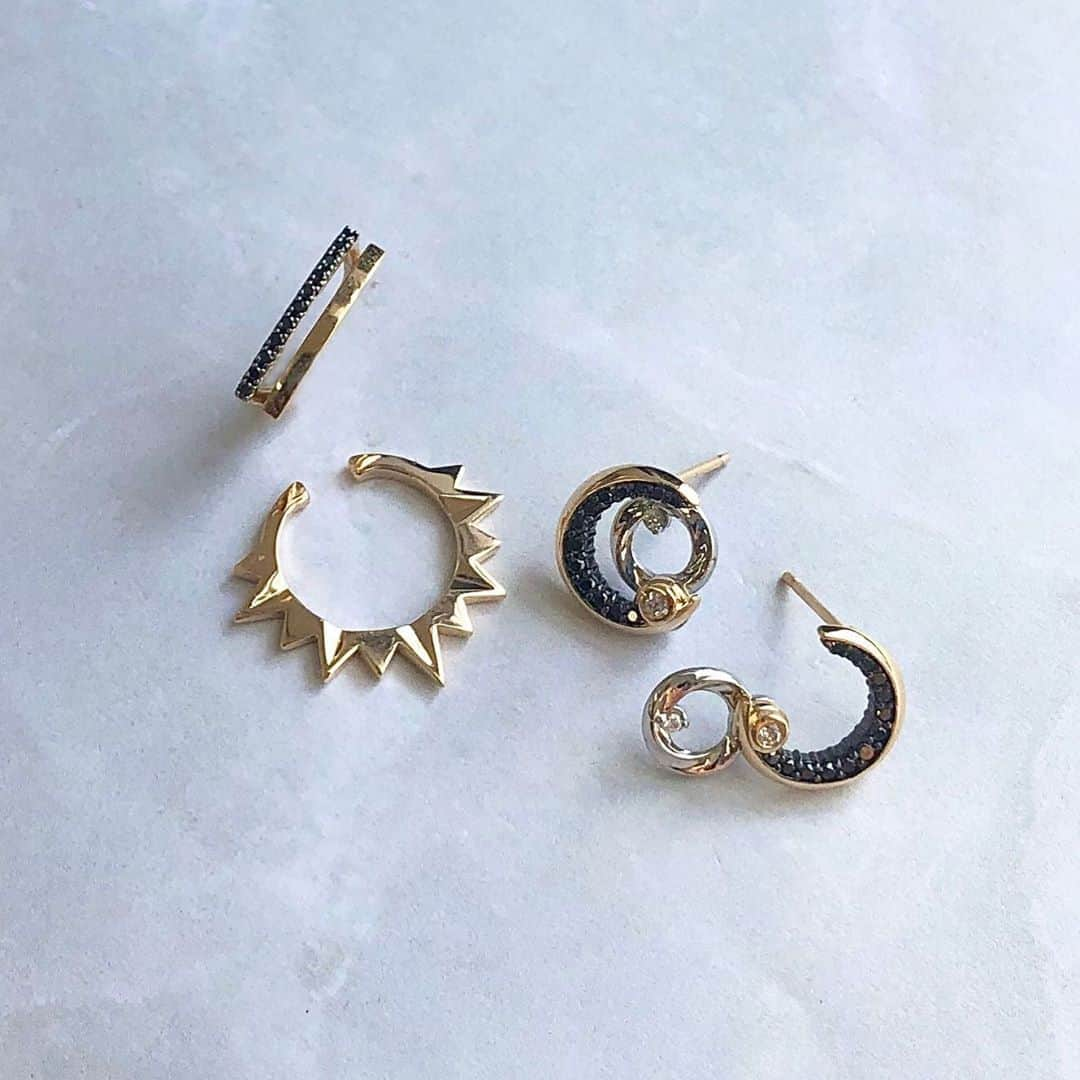 starjewelry_pressさんのインスタグラム写真 - (starjewelry_pressInstagram)「【MODERN EARS】 秋空に浮かぶ神秘的な月をイメージした"ECLIPSE"シリーズのピアス。 中央のサークルが回転し留める位置で表情が変わります。 ブラックダイヤモンドがシックなイヤーカフや太陽をモチーフにしたデザインをレイヤードしてコーディネイトを楽しんで。  #starjewelry #スタージュエリー #modernears #耳元コーディネイト #pirece #ピアス #earrings #イヤリング #earcuff #イヤーカフ #coordinate #jewelry」9月5日 16時50分 - starjewelry_press