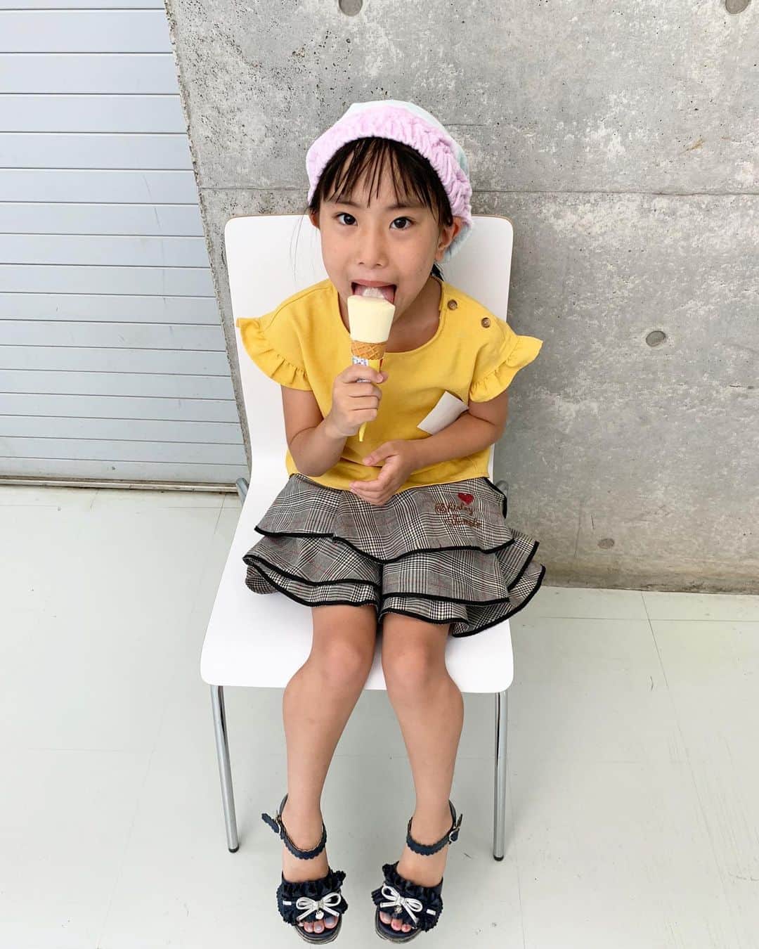 みきママさんのインスタグラム写真 - (みきママInstagram)「【プールデイです！！】  プールの後はいつものバニラアイスです。私も小学生の時、プールの習い事の日は終わったらいつもアイス食べてたな。私はチョコミントでした。  好きな物は一緒だな。  #みきママ　#プール　#アイス」9月5日 16時52分 - mikimama_official