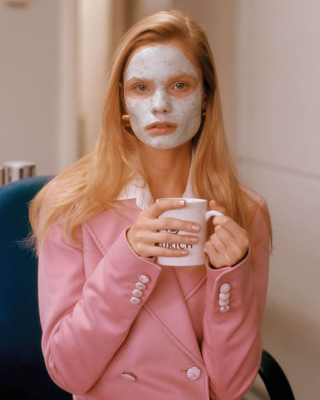 Vogue Italiaさんのインスタグラム写真 - (Vogue ItaliaInstagram)「How the beauty industry’s face masks became a vital tool for self-care: sheet or clay, DIY or peel-off, hydrating or cleansing - the healing power of a good face mask is unrivalled. Here’s why at-home facial treatments are the ultimate skincare indulgence in 2020. Read the text by @DouglasGrnwd at the link in bio.  Photograph @GrantJamesThomas」9月5日 16時55分 - vogueitalia