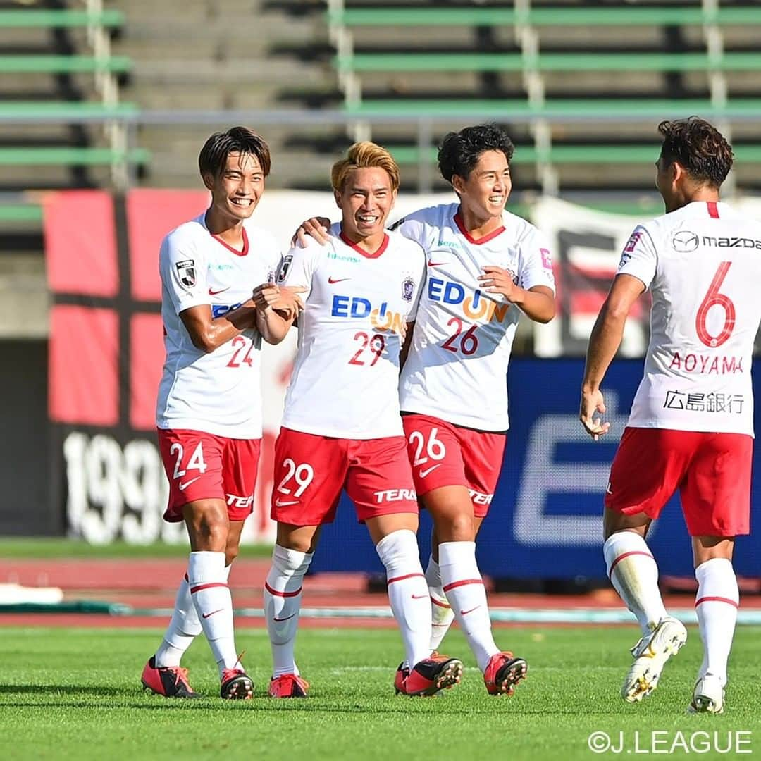 サンフレッチェ広島さんのインスタグラム写真 - (サンフレッチェ広島Instagram)「. ⚽️明治安田生命J1リーグ第14節　試合結果⚽️ 北海道コンサドーレ札幌　0-2　サンフレッチェ広島 前半：0-0 後半：0-2 【得点者】ドウグラス・ヴィエイラ、浅野雄也  集中した守備で相手に得点を許さず、後半開始直後、試合終了間際と、いい時間帯に得点を奪って、5試合ぶりの勝利を飾りました。  #青山敏弘 選手 #ドウグラスヴィエイラ 選手 #浅野雄也 選手 #sanfrecce #積攻」9月5日 16時55分 - sanfrecce.official