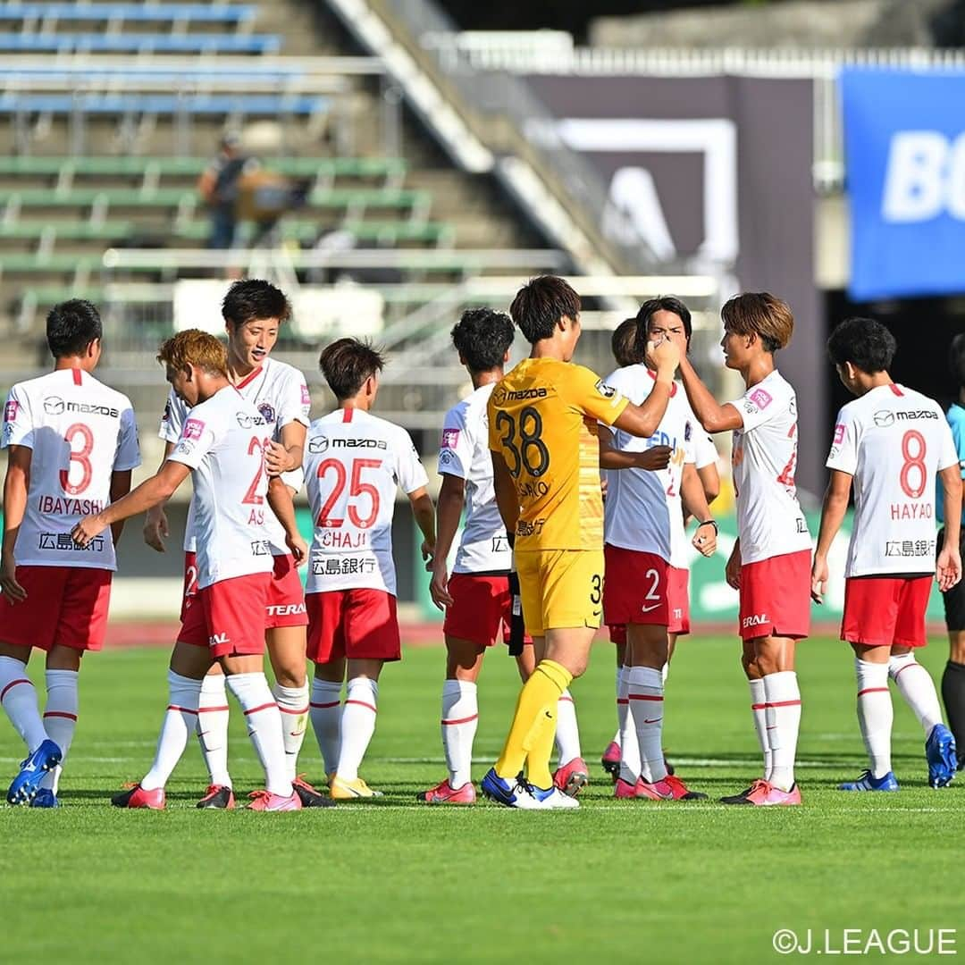 サンフレッチェ広島さんのインスタグラム写真 - (サンフレッチェ広島Instagram)「. ⚽️明治安田生命J1リーグ第14節　試合結果⚽️ 北海道コンサドーレ札幌　0-2　サンフレッチェ広島 前半：0-0 後半：0-2 【得点者】ドウグラス・ヴィエイラ、浅野雄也  集中した守備で相手に得点を許さず、後半開始直後、試合終了間際と、いい時間帯に得点を奪って、5試合ぶりの勝利を飾りました。  #青山敏弘 選手 #ドウグラスヴィエイラ 選手 #浅野雄也 選手 #sanfrecce #積攻」9月5日 16時55分 - sanfrecce.official