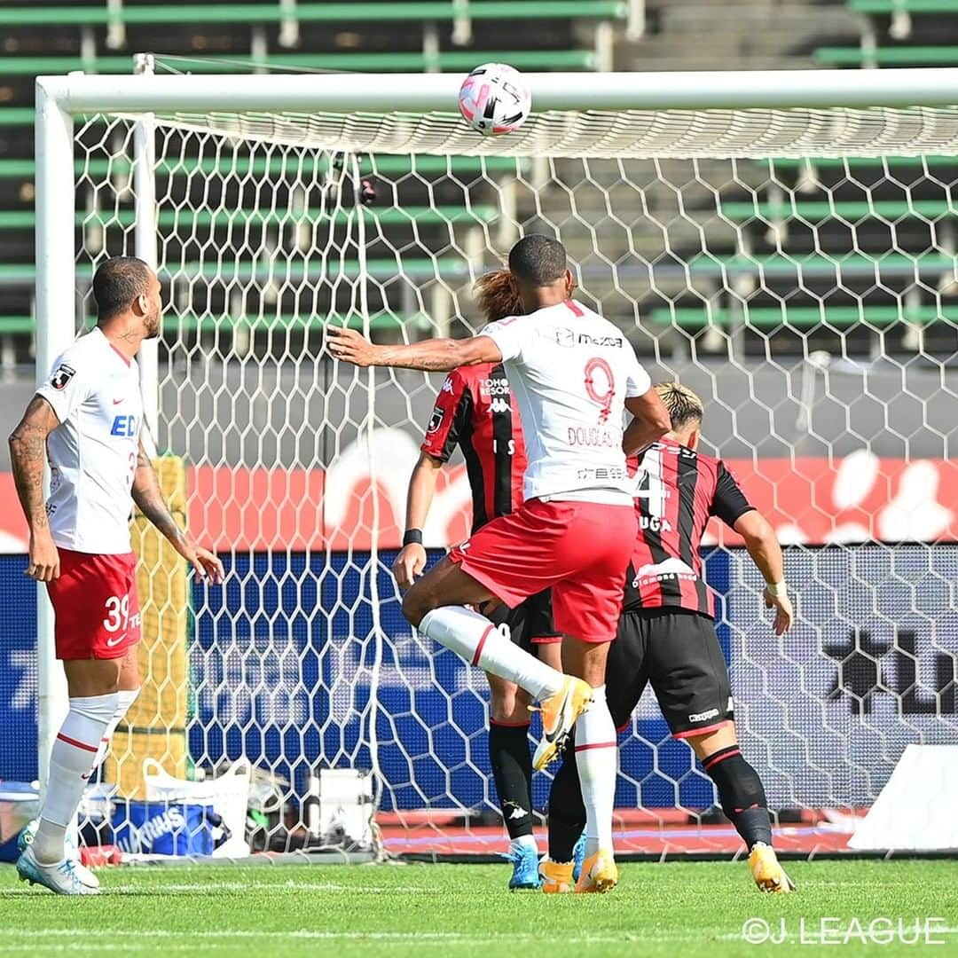 サンフレッチェ広島さんのインスタグラム写真 - (サンフレッチェ広島Instagram)「. ⚽️明治安田生命J1リーグ第14節　試合結果⚽️ 北海道コンサドーレ札幌　0-2　サンフレッチェ広島 前半：0-0 後半：0-2 【得点者】ドウグラス・ヴィエイラ、浅野雄也  集中した守備で相手に得点を許さず、後半開始直後、試合終了間際と、いい時間帯に得点を奪って、5試合ぶりの勝利を飾りました。  #青山敏弘 選手 #ドウグラスヴィエイラ 選手 #浅野雄也 選手 #sanfrecce #積攻」9月5日 16時55分 - sanfrecce.official