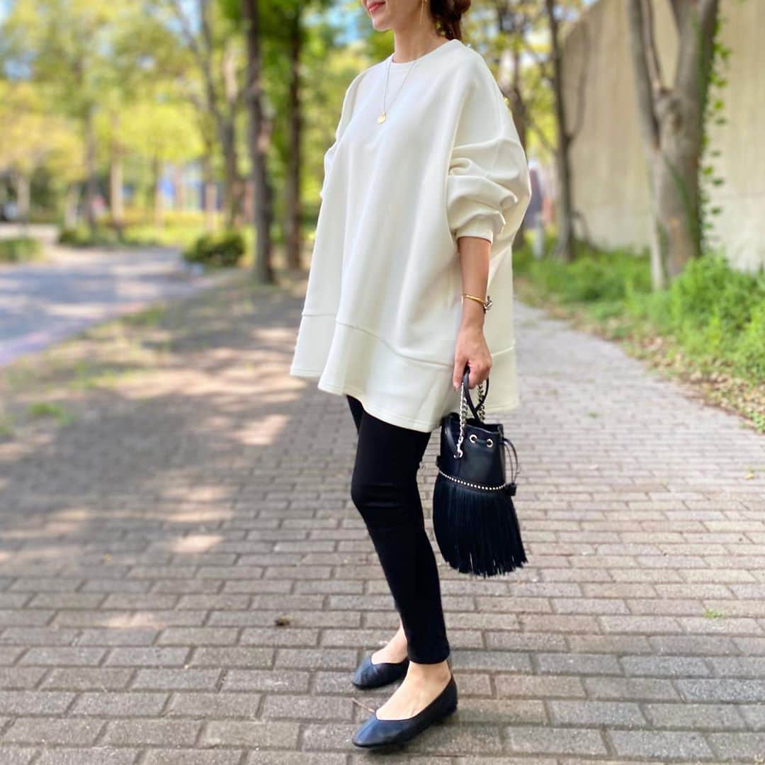 のインスタグラム：「すこ〜しずつ秋物準備𖥧𖦥𖦴   @mite__official  で見つけたボリューム感が可愛すぎるスウェット♡♡  ツルンとした素材で 着心地も最高꒰ღ˘◡˘ற꒱  tops  @mite__official  #mite pants  #uniqlo  shoes  #zara   #秋コーデ #ママコーデ#ミテガール#mineby3mootd#楽天お買い物部#プチプラコーデ#mamagirl#ユニクロコーデ#スキニーデニム#スウェットコーデ#ブラックコーデ#モノトーンコーデ #リラックスコーデ」