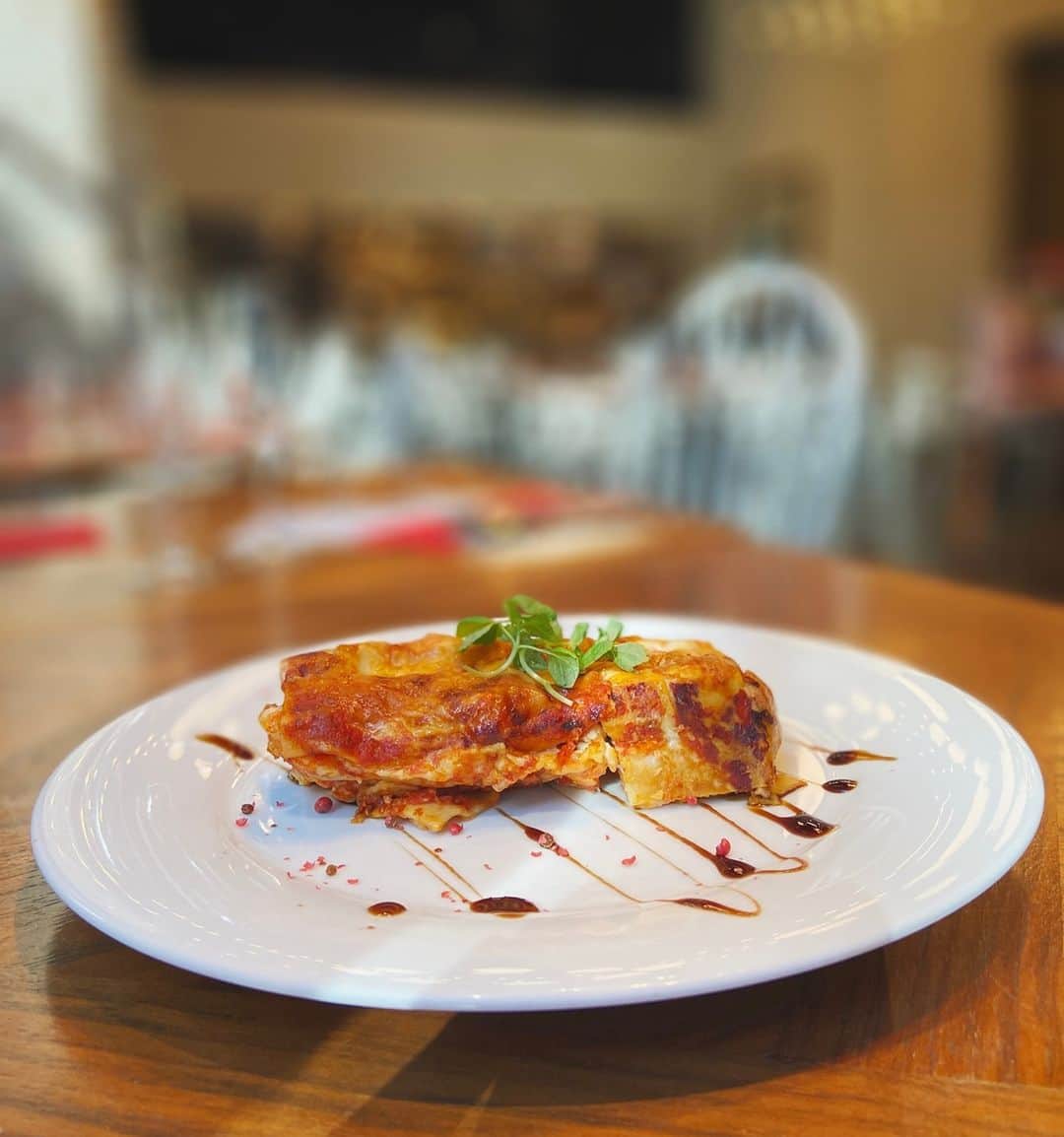 Courtyard by Marriott Tokyoのインスタグラム：「ラヴァロック　ランチ 11:30～14:30（L.O.14:00) 平日 🍽️--6種類のランチセットに週替わりパスタが加わってリニューアル -😀 9月7日の週替わりランチはラザニア！  チーズ好き必見！！ 🧀 🐭 口の中でとろけるチーズと美味しい牛肉。 この完璧な組み合わせをぜひご賞味ください！  LAVAROCK Lunch 11:30～14:30（L.O.14:00) Weekdays 🍽️--Weekly Pasta starting next week 9/7-😀  Lasagna If you love cheese then look no further! Melt-in-your-mouth cheese mixed with delicious beef, this meal is to die for!  Share your images by tagging @cytokyo and you might be featured on our Instagram page! 😎  #ランチ #日本橋 #銀座 #レストラン #タイ料理 #オフィスランチ #ホテル #東京駅 #京橋グルメ #京橋 #牛肉 #ランチ #東京 #マリオット #ランチセット #丸の内ol #東京駅 #京橋グルメ #京橋 #東京 #丸の内 #OL #美味しい #tasty #アメリカン #ラザニア #パスタ #lasagna #パスタランチ #pastalover」