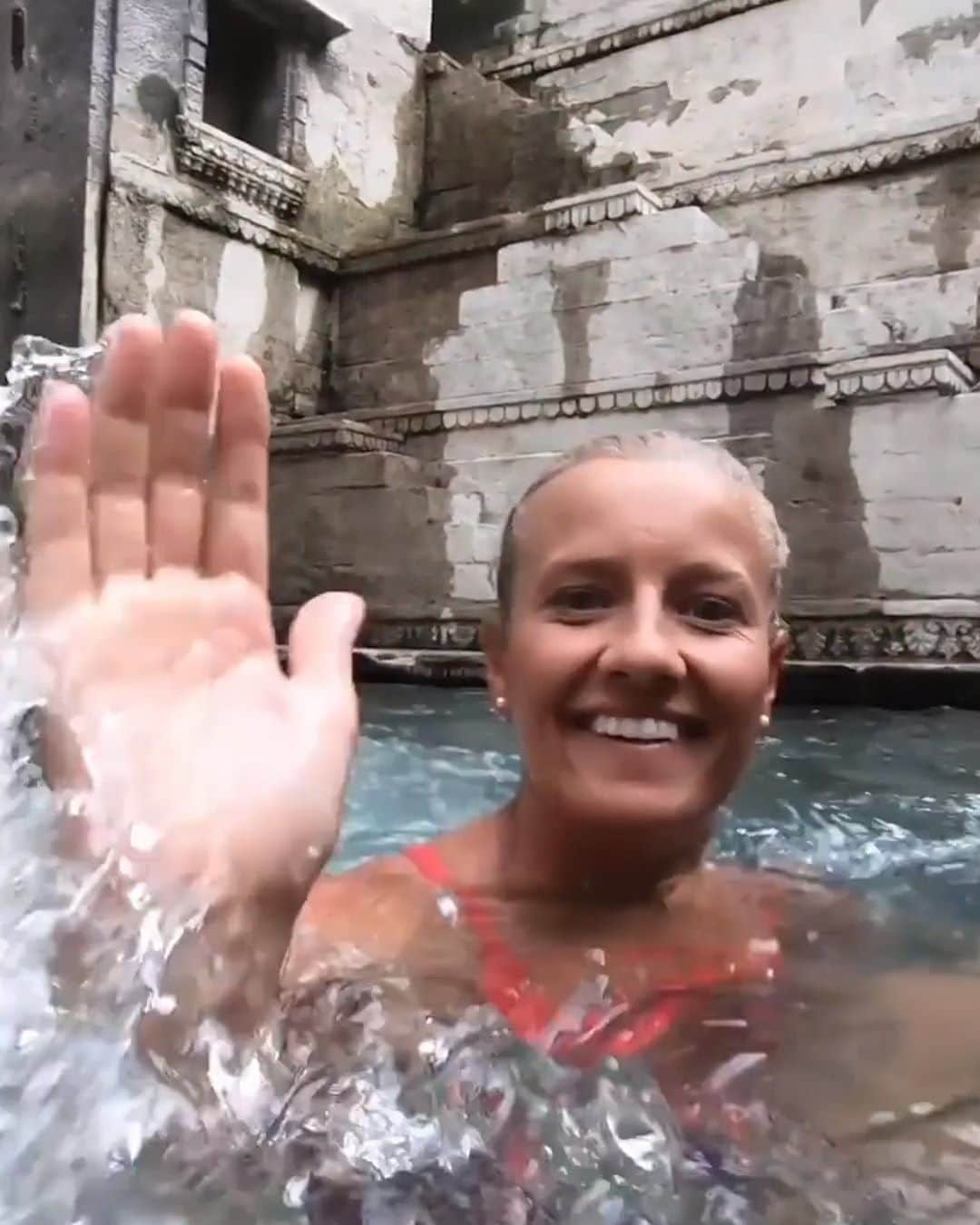レッドブルのインスタグラム：「safe to say we have a new item on our bucket list 😍 💦: @rhiannan_iffland   @redbullcliffdiving #redbull #givesyouwings #india #dive #cliffdiving」