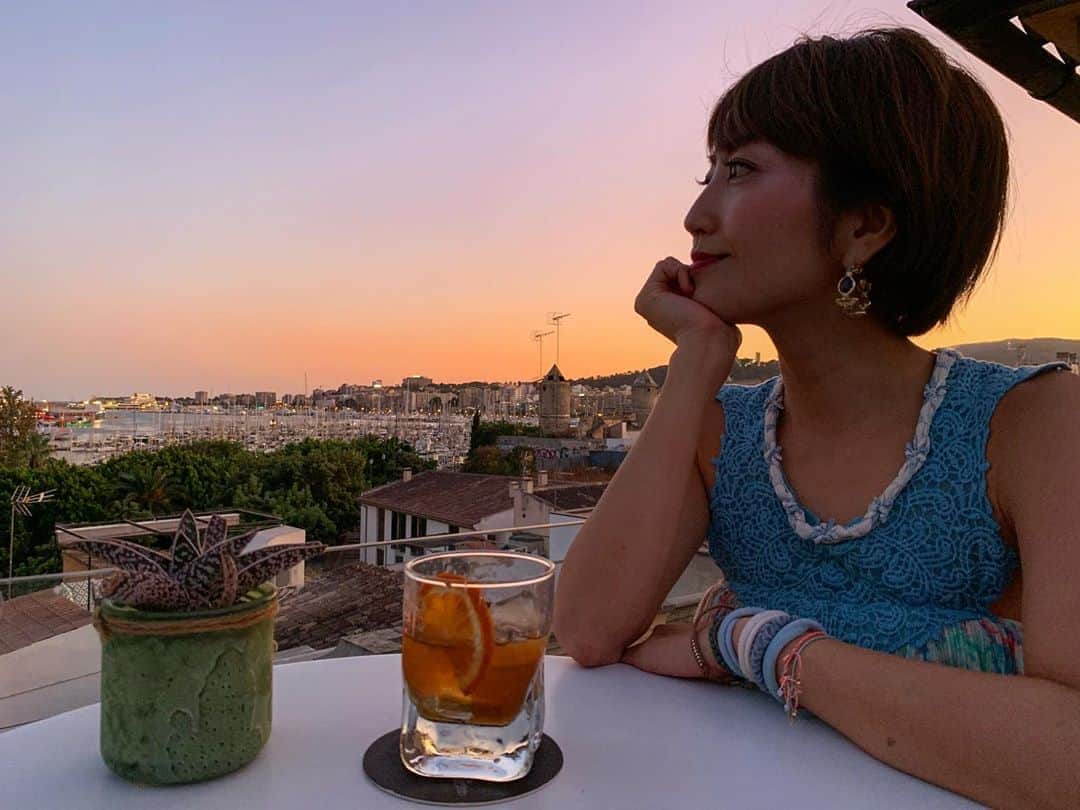 のインスタグラム：「🍹  日に日に日が短くなり、 秋の気配を感じつつある今日この頃。 (今日の日没は18:03...!)  横顔のくるんと上向きの睫毛が欲しくて、今話題の次世代まつ毛パーマ “パリジェンヌラッシュリフト”を初体験！  世界的には #LashLift  というメニューで大流行中。睫毛を根元から立ち上げて視界もスッキリ。まぶたのリフトアップ効果も◎マツエクの接着剤が苦手な人や、下がり睫毛の人におすすめ。  @eyecandyhifu なら初回4,900円(OFF込み)、2回目以降6,000円で通えるので、気になる人は最新美容に触れてみる絶好の機会かも！  @eyecandy_shinjuku  #パリジェンヌ #まつ毛パーマ #まつ毛エクステ  #sunset  #magichour  #pinkmoment  #skybar #hostalcuba  #rooftopbar  #🇪🇸」