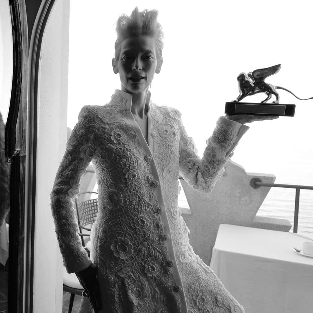 シャネルさんのインスタグラム写真 - (シャネルInstagram)「Glimpses of the actress and House ambassador Tilda Swinton with her Golden Lion for Lifetime Achievement at the 2020 Venice International Film Festival wearing CHANEL Haute Couture. Photographed by Greg Williams.  #CHANELinCinema #CHANEL #TildaSwinton @GregWilliamsPhotography @LaBiennale #BiennaleCinema2020 #Venezia77 #CHANELFineJewelry」9月5日 17時02分 - chanelofficial