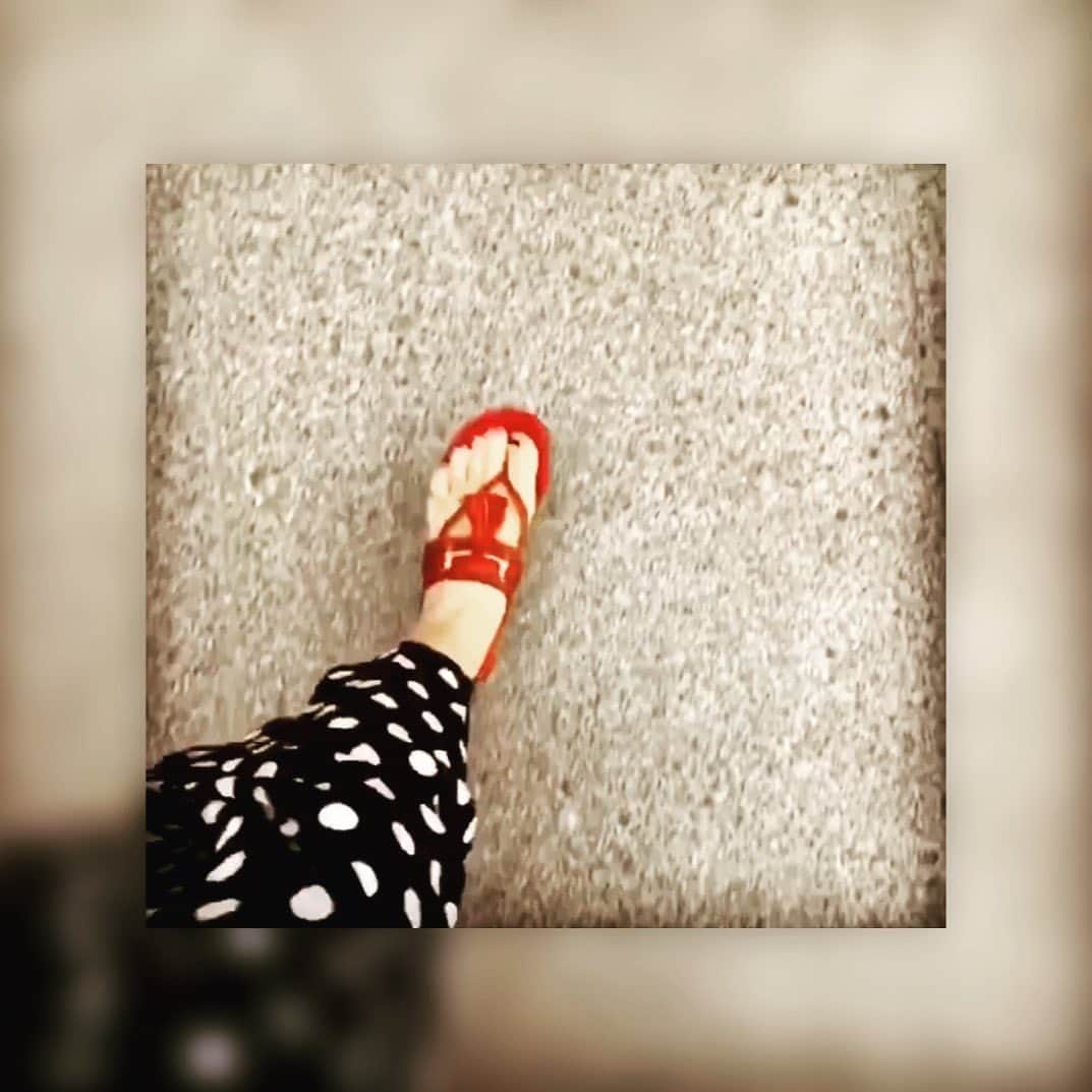 中澤裕子のインスタグラム：「❤️❤️ 前の動画で  どこのサンダルですかー？ 可愛いサンダルー❤️  と言って頂いていたこちらのサンダル。 グッチのもので かれこれ、、、 えーっと🤔 多分７〜８年ほど昔のものだと思います。 娘がまだお腹にいた時に 買った記憶が。  ほんと、 私物持ち良いのですよ。 残暑はあれど、サンダルもそろそろ 終わりの季節。  そして、今日はいよいよ お天気下ってきた。 ゲリラ的豪雨で運転怖かった😂  #赤いサンダル #GUCCI  #台風 #気をつけて」