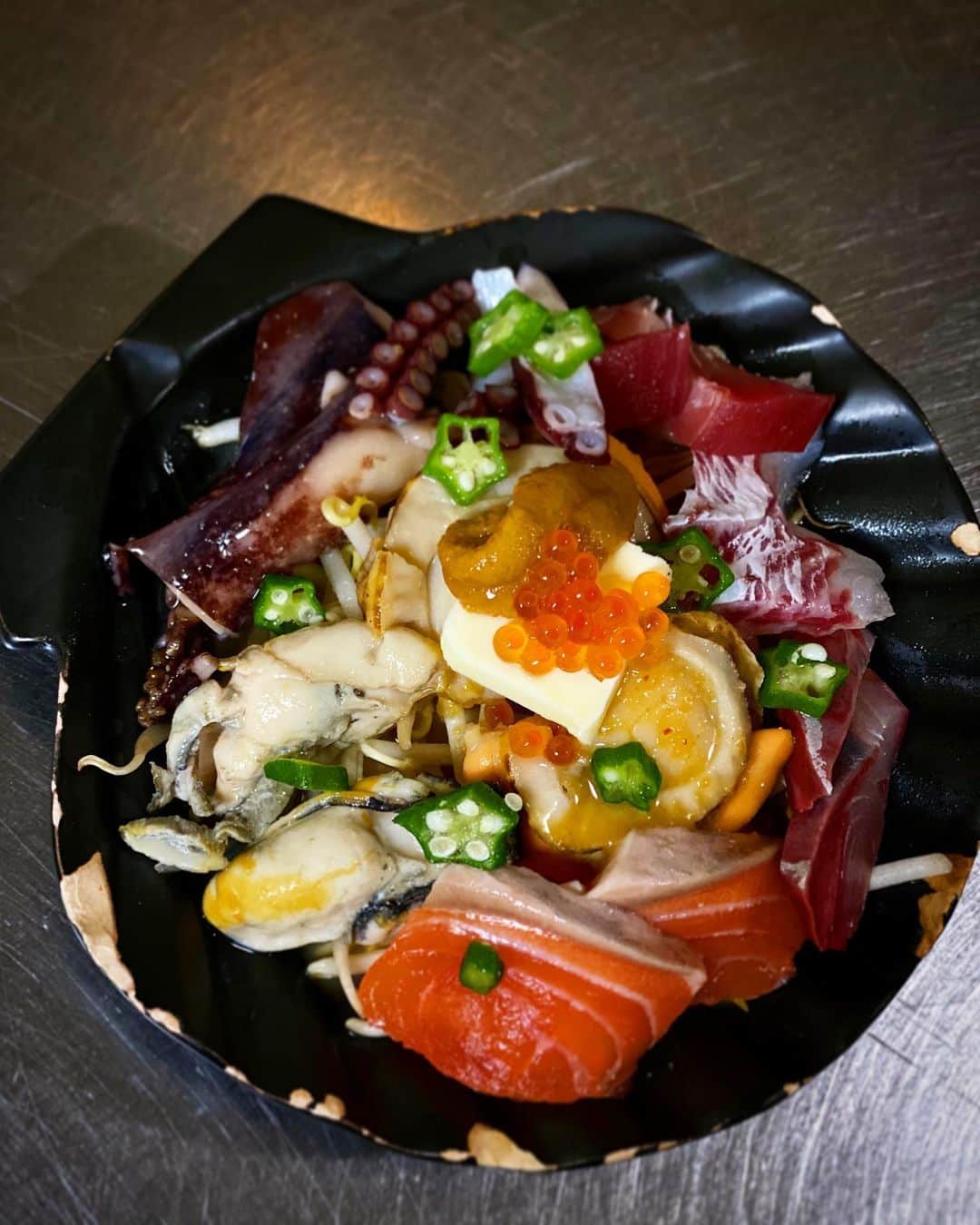 知床漁場枚方駅前店のインスタグラム：「毎度おおきに〜〜😋‼️‼️ 知床漁場枚方店です🐟  本日ご紹介するのは、海賊焼きです🐙🏴‍☠️🔥ホタテやカキに加えて、その日一押しの新鮮なお魚が一度に味わえる贅沢な一品になっております😍❣️特製のタレがかかっており、これを一気に火にかけて頂きます🧚🏼‍♀️  ご来店の際は、是非注文してや〜‼️👍  ##駅前#北海道#海鮮#居酒屋#宴会#飲み会#女子会#飲み放題#ご来店#お待ちしております #知床#枚方#駅近#駅前#宴会#団体様#おひとりさま#飲み会#飲み放題#北海道日本酒#焼酎#ビール#チューハイ#ワイン#カキ#カニ#イクラ#ホッケ# #お待ちしております！」