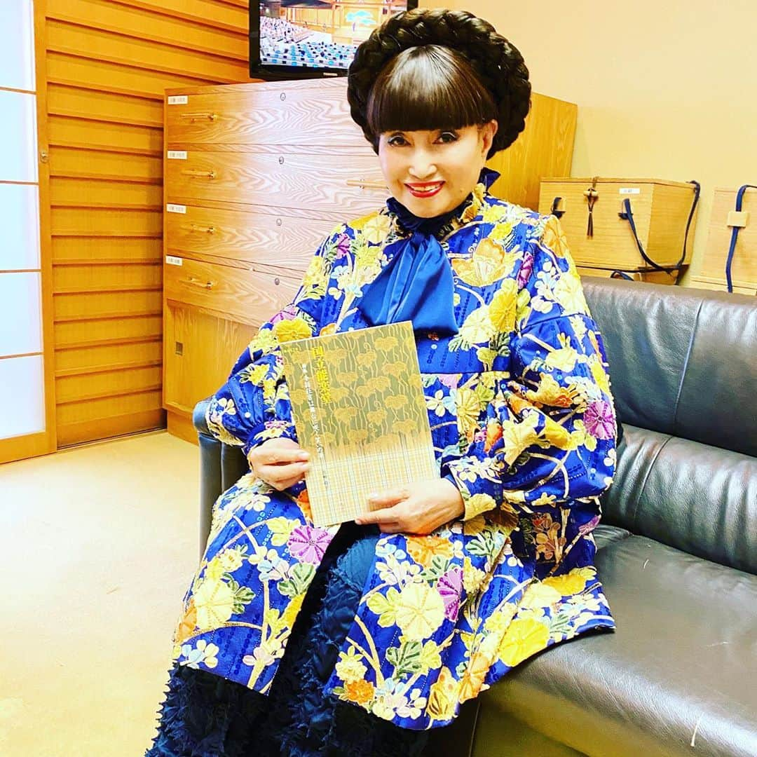 黒柳徹子さんのインスタグラム写真 - (黒柳徹子Instagram)「今日は、国立能楽堂で、私が40年前に発案した手話狂言の舞台がありました。 「手話狂言は舞台に咲く笑いの華」 国立能楽堂と私が広報大使をしてる日本博の主催です。 手話狂言の会の時は、上演前に、私が、成り立ちや手話の素晴らしさについて、毎回20分くらいお話しします。 機会があったら、是非ご覧ください。手話狂言は、とっても、おもしろいです。」9月5日 17時07分 - tetsukokuroyanagi