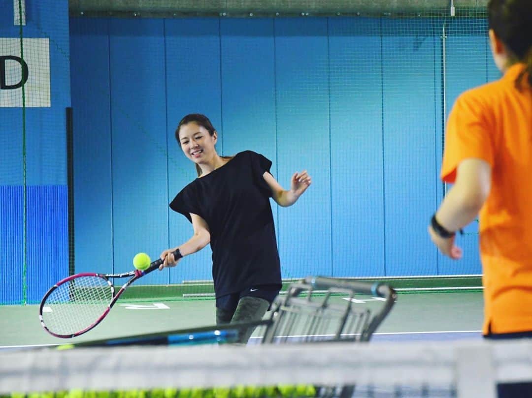 のインスタグラム：「. テニススクールの撮影🎾 . 高校の授業と大人になって数回した程度。 スーパー初心者🔰 . でも汗だけは一丁前にめちゃくちゃ出る🤗 ＿＿＿＿＿＿＿＿＿＿＿＿＿＿＿＿＿＿＿＿＿＿＿＿＿ #tennis #tennisgirl #tenniscourt #tennisplayer #shooting #model #workout #sport #nike #テニス #テニス女子 #テニスコート #モデル #モデル撮影 #撮影 #撮影モデル #スポーツ」