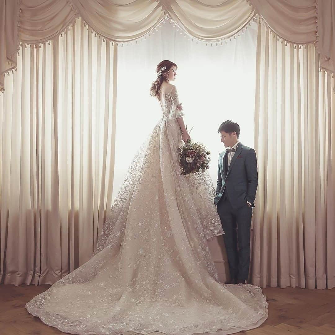 のインスタグラム：「@placolewedding【#Dressy花嫁 】【#プラコレ】をつけて投稿&フォローしてね♩ . ＝＝＝＝＝＝＝＝ 花嫁さまをより美しくする #韓国フォト 特集💕 . 非日常を味わえる豪華なセットに、 雑誌やポスターで見るようなポージング、 ダイナミックな構図で、 モデル・女優さんになったような気分が味わえる！ と、どんどん注目が集まっています♫  ぜひCheckしてみてくださいね👰💕 https://bit.ly/334k9eK ＝＝＝＝＝＝＝＝ 👰Photo by... 1枚目>@__yummme__さん 2枚目>@milkwd1104さん 3枚目>@mon163monさん 4枚目>@mei_wedding1130さん ＝＝＝＝＝＝＝＝ 『#Dressy花嫁』『#プラコレ』の ハッシュタグをつけて写真をUPしてね✦ 花嫁アプリ『Dressy by プラコレ』の 記事に掲載＆リグラムされるかも♩ . みなさまからのいいねや保存 コメントをお待ちしています♥ 「このウェディングドレス可愛い！」 「ヘアスタイルも気になる！！」 「今の花嫁さんの流行りは！？」etc. . ＝＝＝＝＝＝＝＝ 花嫁アプリでは、 プロのアドバイザーに結婚式の相談を何度でも♡ ウェディングドレスの記事や、 自分のウェディングレポを残せちゃう♡” . ＞＞＞TOPのURLからcheck ⋈ @placolewedding ＞＞＞結婚のご相談は プラコレウェディングアドバイザーへ♡ @wedding_adviser ＞＞＞ウェディングレポを残したいなら、 farny by プラコレをcheck ✎ @farny_wedding ＞＞＞ウェディングアイデア＆DIYは ドレシーアイデアcheck ❁ @dressy_idea >>>素敵なドレスに出会いたい花嫁さま♡ @dressyonline_をcheck . ＝＝＝＝＝＝＝＝＝＝＝＝＝＝＝＝. #プレ花嫁 #卒花 #花嫁 #卒花嫁 #結婚 #結婚式 #結婚準備 #花嫁準備 #weddingtbt #ウェディングドレス #farnyレポ #2020秋婚 #2020冬婚 #スタジオリュクス #韓国フォト #韓国 #웨딩드레스 #リュクス花嫁 #韓国前撮り #スタジオフォト #ウェディングフォト #バックショット #刺繍ドレス #袖付きドレス」