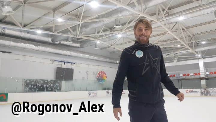 アレクセイ・ロゴノフのインスタグラム：「Приглашаю фигуристов на сборы "inSkate Camp 2020" в ЯЛТЕ!🌞  Осенний интенсив пройдет  с 24 октября по 4 ноября.   Стоимость учебно-тренировочного процесса 45.000 руб✔  Ежедневно : - 2 часа льда - 2 часа СФП - 1 час хореографии (классика+современный танец)   Главный тренер:  Рогонов Алексей Александрович - Мастер спорта международного класса по фигурному катанию, олимпиец, создатель мобильного приложения inSkate. ⛸️  Второй тренер: Макарова Полина Викторовна -Мастер спорта России. Тренировалась под руководством Урманова А.Е.   В программе сборов: - прыжки; - вращения; - скольжение; - танцы; - растяжка.  Возможны дополнительные тренировки, индивидуальные занятия, удочка, ротатор, а также постановка программ.   СПЕЦПРЕДЛОЖЕНИЕ "Всё включено" (проживание + питание)  Уточняйте у организатора👩‍💻  +Дополнительная услуга! Воспитатель-вожатая проживающая со спортсменами👩‍👧‍👦 Ваши дети будут всегда под присмотром. (Для детей старше 7 лет)  Подробности по тел в whats app: +79521463680 +79630427251 Либо инста @lidiafffffff  Ждем Вас на осенних каникулах Крыму! @Rogonov_Alex @inSkate_team  #АлексейРогонов #inSkateCamp #Крым #Ялта #figureskating #sboryvsochi #figureskating #фигурноекатание #сборы #фигурноекатаниесборы #фигурноекатаниедети #фигуристка #фигуристы #сборынадому #мобильноеприложение #inSkate」