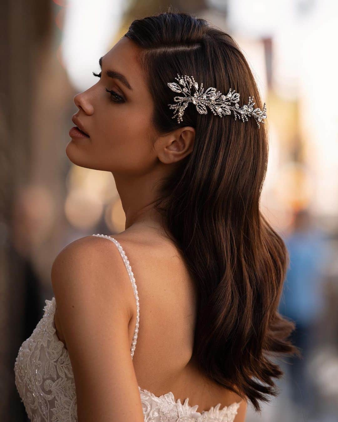 Pronoviasさんのインスタグラム写真 - (PronoviasInstagram)「From hair pins with bright touches, to romantic and colorful floral headbands. There is a bridal headpiece designed to make you shine even more.  Which one is your favourite? Click on the link in bio and start saving your favourite bridal accesories. #Pronovias  @pronovias」9月5日 17時23分 - pronovias