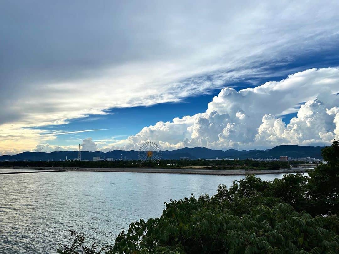 のインスタグラム：「赤穂御崎16時45分の空 赤穂御崎はまだ夏雲です 大雨の警報のニュースが流れる中 赤穂は全く降ってくれません…  皆様のお住まいの地域も台風の被害がない事を願ってます  #播州赤穂 #赤穂 #赤穂御崎 #赤穂温泉 #赤穂温泉祥吉 #潮彩きらら祥吉 #祥吉 #瀬戸内海 #海 #空 #雲 #夏雲 #入道雲 #温泉 #旅館 #旅行 #ドライブコース」