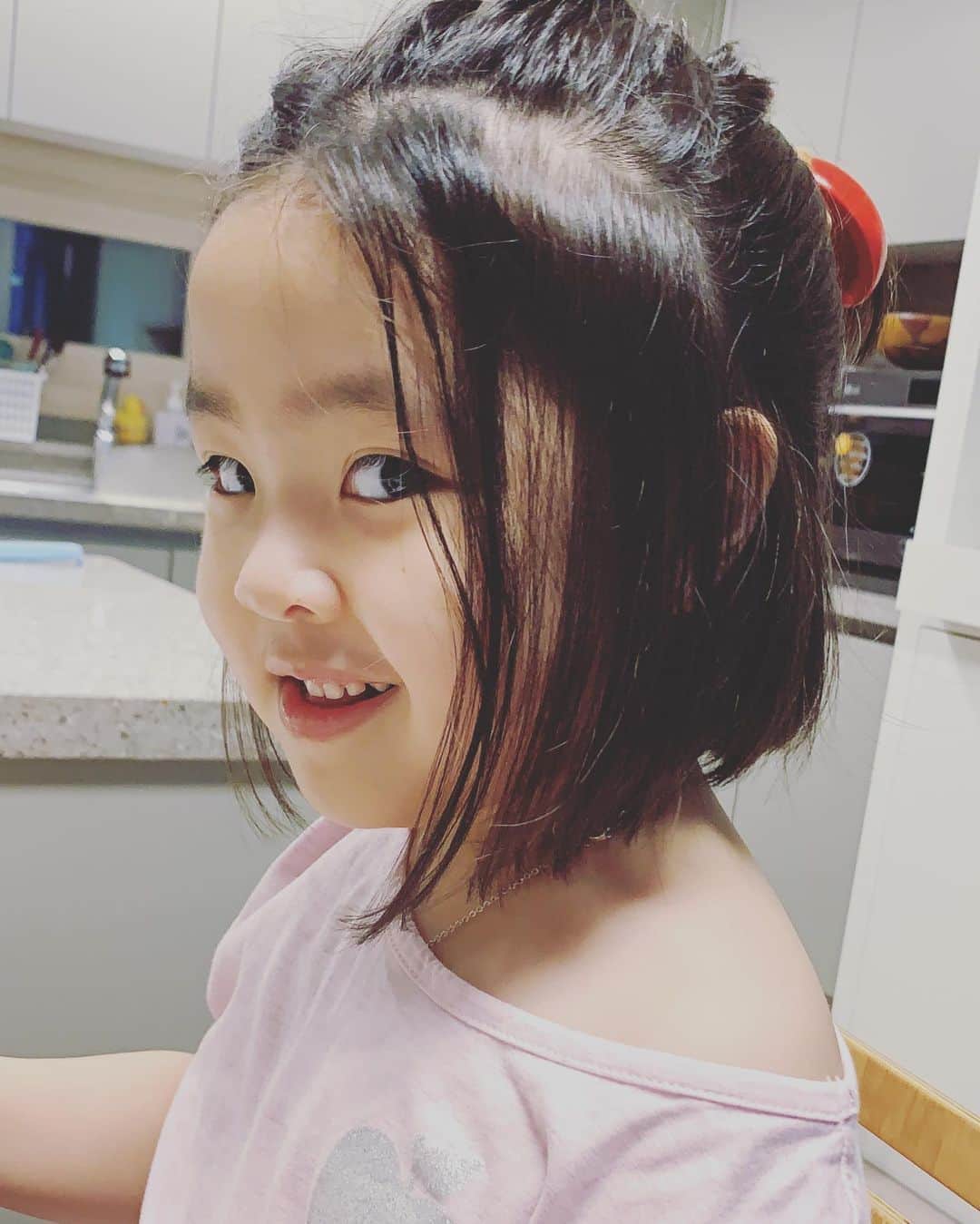 イ・ユンジのインスタグラム：「아참 어제에피소드 하나.  아침부터 감성엄마는 딸을보며 "라니야넌나의보석이야 알지? 넌어쩜그렇게반짝반짝이니?..."  딸 said, "엄마, 내가 어제 자기전에 한 비누 그거있잖아. 그거랑 내가바른 로션써봐 알찌?!?"  ( +저표정으로 찡긋 )   멍... #그게뭔지#주문할뻔  #내강아지가컸다」