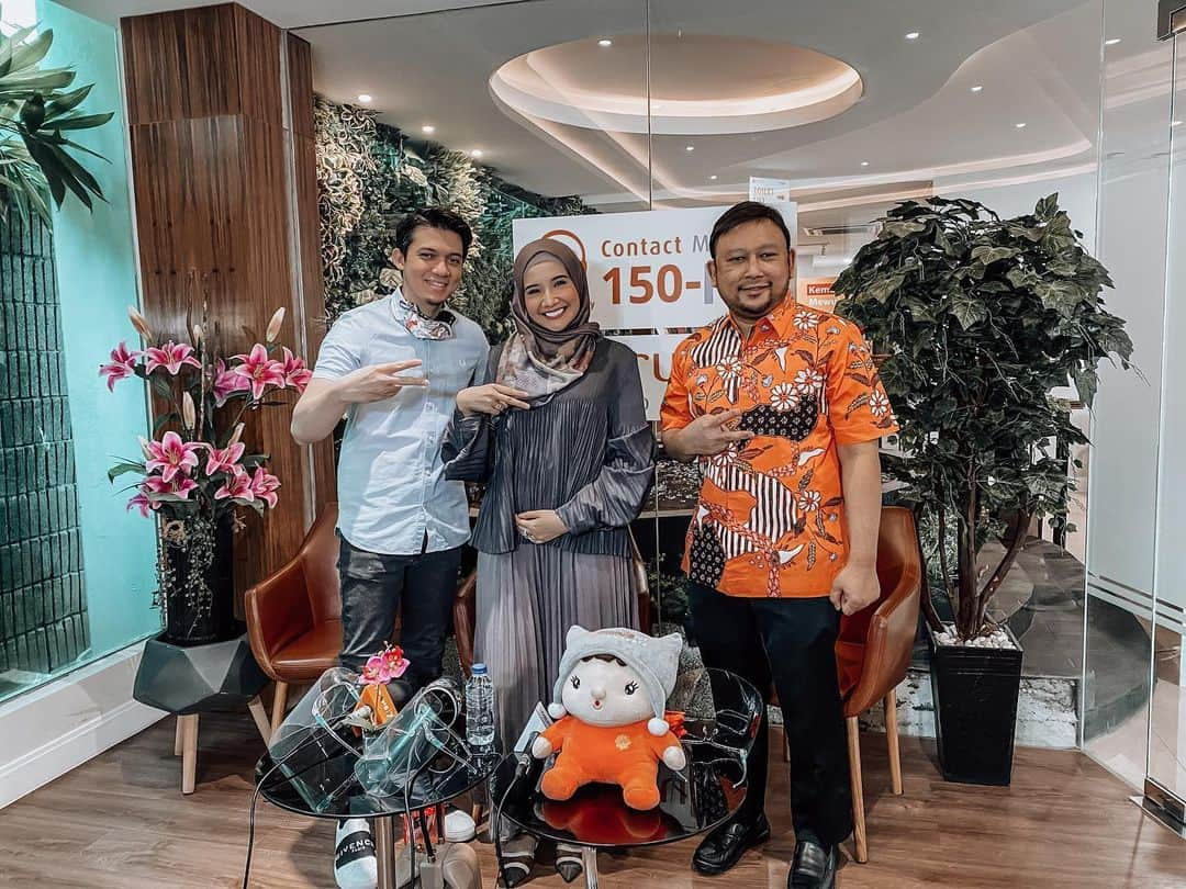 Zaskia Sungkarさんのインスタグラム写真 - (Zaskia SungkarInstagram)「MasyaAllah Tabarakallah Special thanks untuk Dr . @reinorambey dan @morulaivf_jakarta , bener2 puas bgt sama service di morula bikin tenang profesional semua , Dokter @reinorambey the best deh pokoknya , baru nemu dokter yang sedetail ini  MasyaAllah dari hal kecil sampe besar semua diperhatiin demi keberhasilan IVF , mana soleh bgt dokternya MasyaAllah hhe paket lengkap deh pokoknya , terimakasih ya dokter 🙏🏼☺️ temen2 doain kia dan baby nya sehat ya sampai persalinan #masyaAllahTabarakallah  #8weekspregnant #syahkisivfjourney」9月5日 17時27分 - zaskiasungkar15