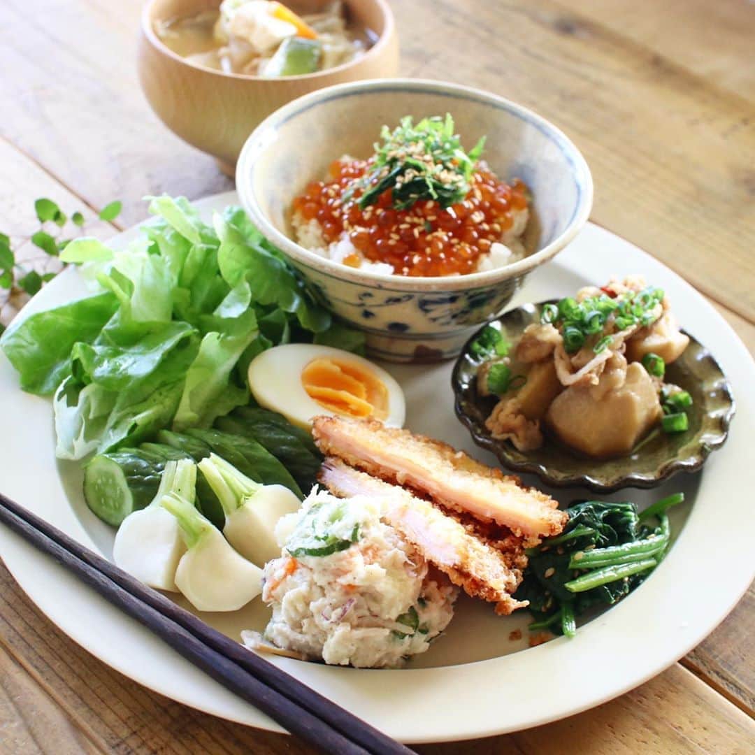 Atsukoのインスタグラム：「Today's lunch 2020.09.05 ･ ･ いくらご飯 ハムカツ ポテサラ ぬか漬け 里芋と豚バラ煮 ほうれん草ナムル 豚汁 ･ ･ いくらご飯が美味すぎてご飯がとまらんやつ。笑 やはり秋は太る要素が満載😭 マジで気をつけねば💦 去年のやる気が薄れまくっててヤバい😂😂基礎代謝が恐ろしいほど低いので、ちょっと油断するとすぐ太る😭冬になるとさらにやる気減かつ太るので、今のうちに落としておきたいーーー😱😱😱」