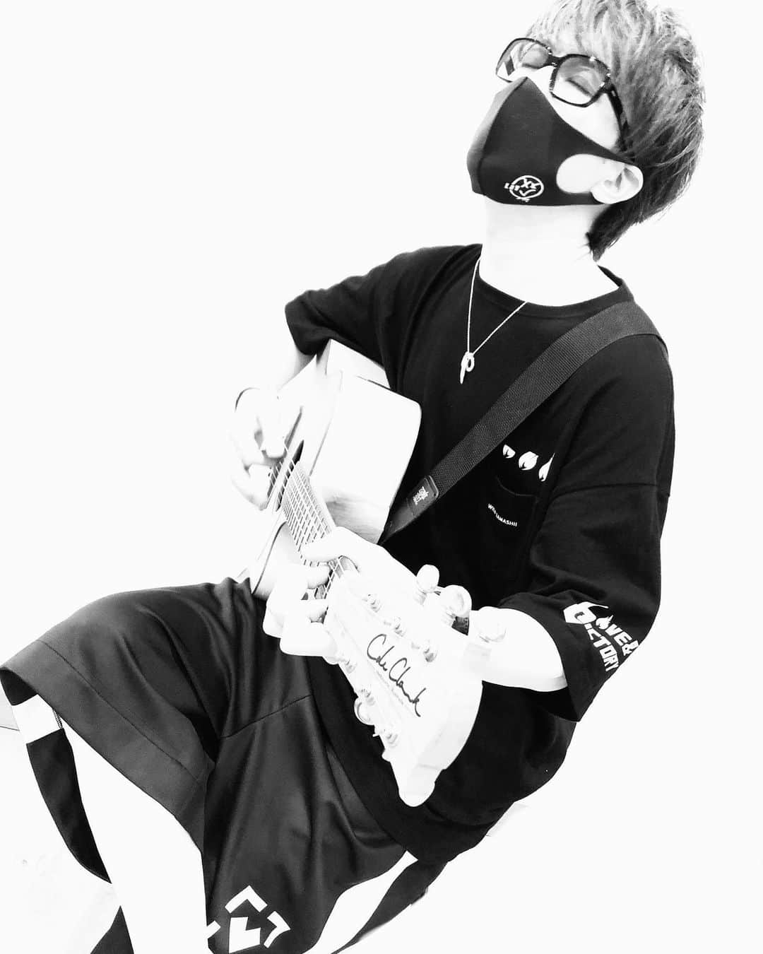 貴水博之のインスタグラム：「ユルリラ〜ユルリラ〜〜🎉🎉🎉🎉🎉 #貴水博之 #9月13日 #生 #配信ライブ #real #life #goods #プレイリスト #台風 #気をつけて  9/13 視聴チケット https://eplus.jp/sf/detail/3310510002-P0030001?P6=001&P1=0402&P59=1  グッズ https://thesunshop.thebase.in  貴水博之25th ANNIVERSARYプレイリスト https://smdr.lnk.to/bLLLOPu7」