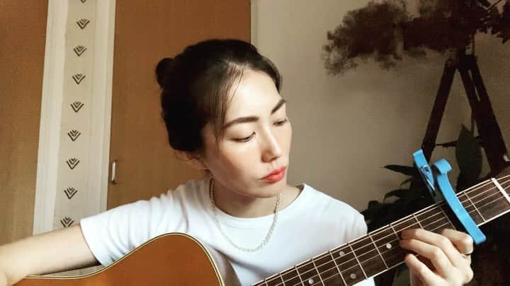 のインスタグラム：「そろそろちゃんとしなきゃと思いながら、毎度同じコードに支えられるギターライフ🎸  #花　#ミスターチルドレン　#ギター女子 #guiter」
