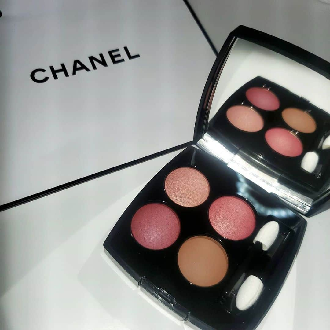 橘美波のインスタグラム：「購入コスメ　9月4日発売『CHANEL』  「限定買ったし定番は見送ろっかな😚」とかなんとか言っておきながら結局購入してしまったレ キャトル オンブル　362😂  364よりもナチュラルだから、カラーメイクに苦手意識のある方は、定番の方が良いかもしれません🙋  ①左上の明るい色をを目頭側、右下のブラウンを目尻側に入れる ②中央（黒目の上らへん）に右上のピンクを入れる　 ③左下のプラムを太めに目のキワに ④下まぶたの目頭側が左上、目尻側が右下  【⇔スワイプ⇔】 2枚目：364との比較（364はマスカラ、アイラインあり） 3枚目：シャドウ本体  どっちがイエベ向きとかブルベ向きとか、私には良く分からないけれど、どっちも可愛いのは確かです🤣  #CHANEL#シャネル#chanelmakeup #レキャトルオンブル#赤キャトル#キャトル362#キャトル364#les4ombres#アイシャドウ#アイカラー#赤シャドウ#eyemakeup#eyeshadow#makeup#cosmetics#beauty#美波コスメ#購入コスメ」