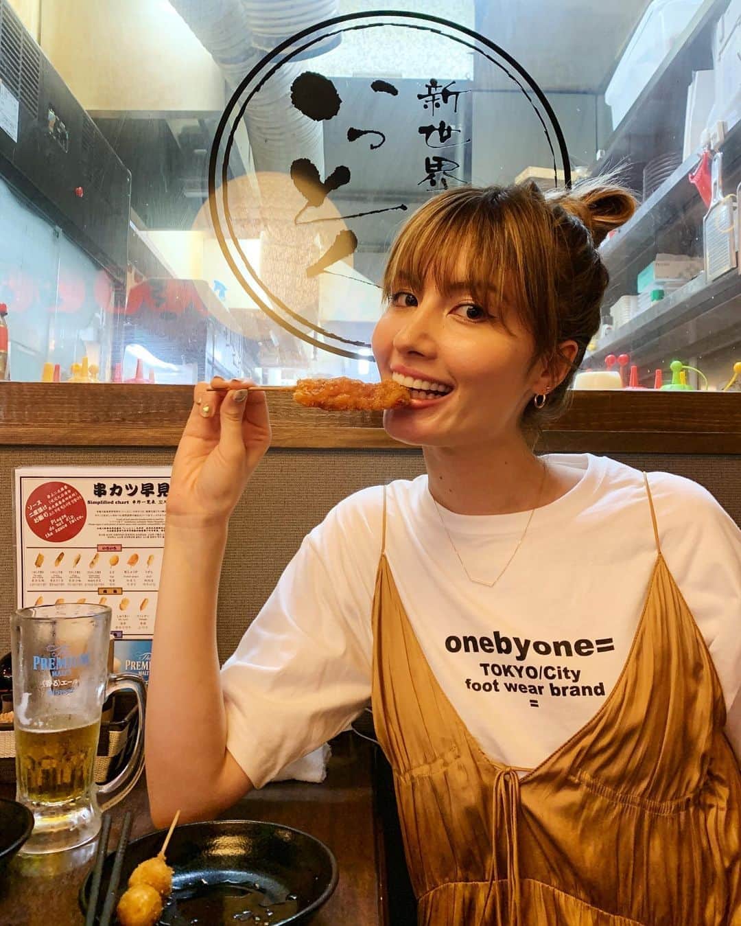 高松チェルシーリナのインスタグラム：「. 旦那の地元の大阪に帰省中です🚗✨✨ 大阪グルメは好きなものいっぱいあるけど、串カツ食べながら飲むのが好き🥰 食べてるのは紅生姜です😌🤤 . #大阪#大阪グルメ#梅田#串カツ」