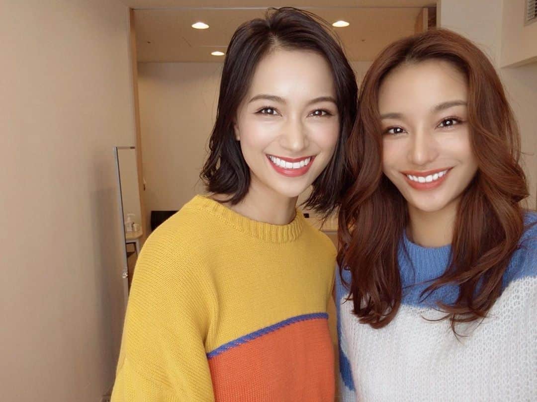のインスタグラム：「今日からOAされている #メルカリ のCMに姉妹で出演させて頂いてます📺✨ もともとメゾンメルカリ住人の姉との撮影は、とても心強くなんてったって嬉しかった〜♡ 姉妹でCM初共演👯‍♀️ テレビで観た時はCheckしてみてください🎁  #mercari」