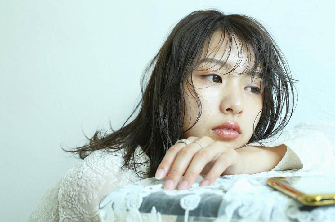 のインスタグラム：「.  本日もお疲れ様でした。  いつも睡眠時間短くて、午後からの撮影で強烈な睡魔が襲います。 今日もカメラマンさんに気づかれるほど目が死んでました😪  これからバイトや🥱🥱🥱  #京都美容室 #京都美容院 #サロモ#サロンモデル#befineact2 #伏見稲荷 #ヘアセット #サロモ募集中  #ミディアムヘア #外ハネミディアム #2020ss」