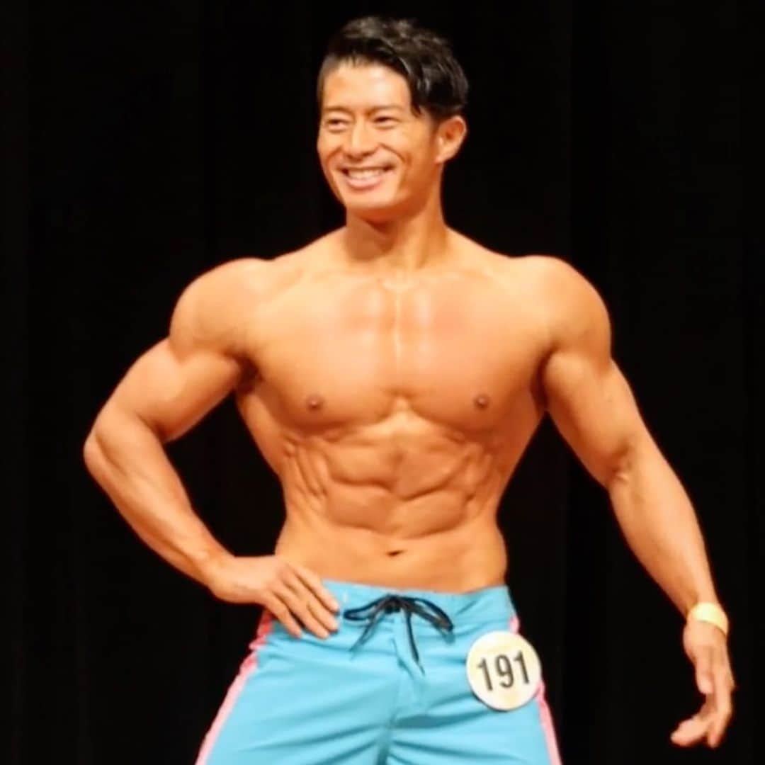コアラ小嵐のインスタグラム：「絞れる気がせんのやが…来年大丈夫か俺  #フィジーク #ボディビル #あー #海行きたい」