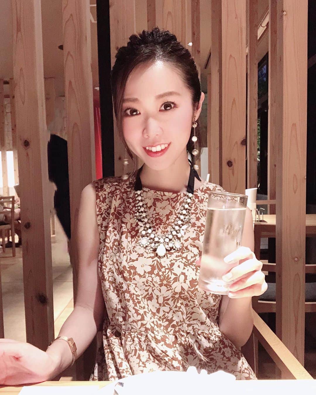 のインスタグラム：「セトレならまち🦌﻿ 〜お食事編〜﻿ ﻿ ﻿ 夕食も朝食も﻿ ホテル内のレストランにて🍴﻿ ﻿ ﻿ 奈良で育まれた美味しい食材を﻿ すごく手間をかけて丁寧に調理﻿ ﻿ そんなこだわりを﻿ 目からも舌からも﻿ しっかり感じることのできる﻿ お料理ばかりでした🥰﻿ ﻿ ﻿ 🌙夕食﻿ 奈良ならではのフルコース﻿ 〜Terroir テロワール〜﻿ ﻿ 乾杯はペリエ🥂🤣﻿ ﻿ 目にも鮮やかな﻿ お野菜たっぷりで色彩豊かなお料理の数々💓﻿ ﻿ 一口一口を﻿ じっくり味わう時間を過ごせました☺️﻿ ﻿ 個人的には﻿ 奈良漬けとフォアグラのエクレアが﻿ 驚きのマリアージュでした🌈﻿ ﻿ ﻿ ☀️朝食﻿ 〜奈良づくしの朝食〜﻿ ﻿ 吉野ヒノキ箱に入ったお弁当と﻿ 飛鳥汁などの郷土料理🍴﻿ ﻿ 飛鳥汁は酒粕の入ったお味噌汁で﻿ 朝からほっこり🍶﻿ ﻿ 新鮮卵での卵かけごはんは絶品でした🥚﻿ ﻿ ﻿ 普段忙しくて忘れがちだけど﻿ 目の前にある食材を﻿ しっかり感じて﻿ しっかり味わって﻿ しっかり感謝する﻿ ﻿ そんな大切なことを思い出させてくれる﻿ レストランでした🌈﻿ ﻿ ﻿ @setre_naramachi  ﻿ ﻿ #奈良 #ならまち #セトレならまち﻿ #ホテル #travel #古都 #奈良公園﻿ #奈良観光 #浴衣 ﻿」