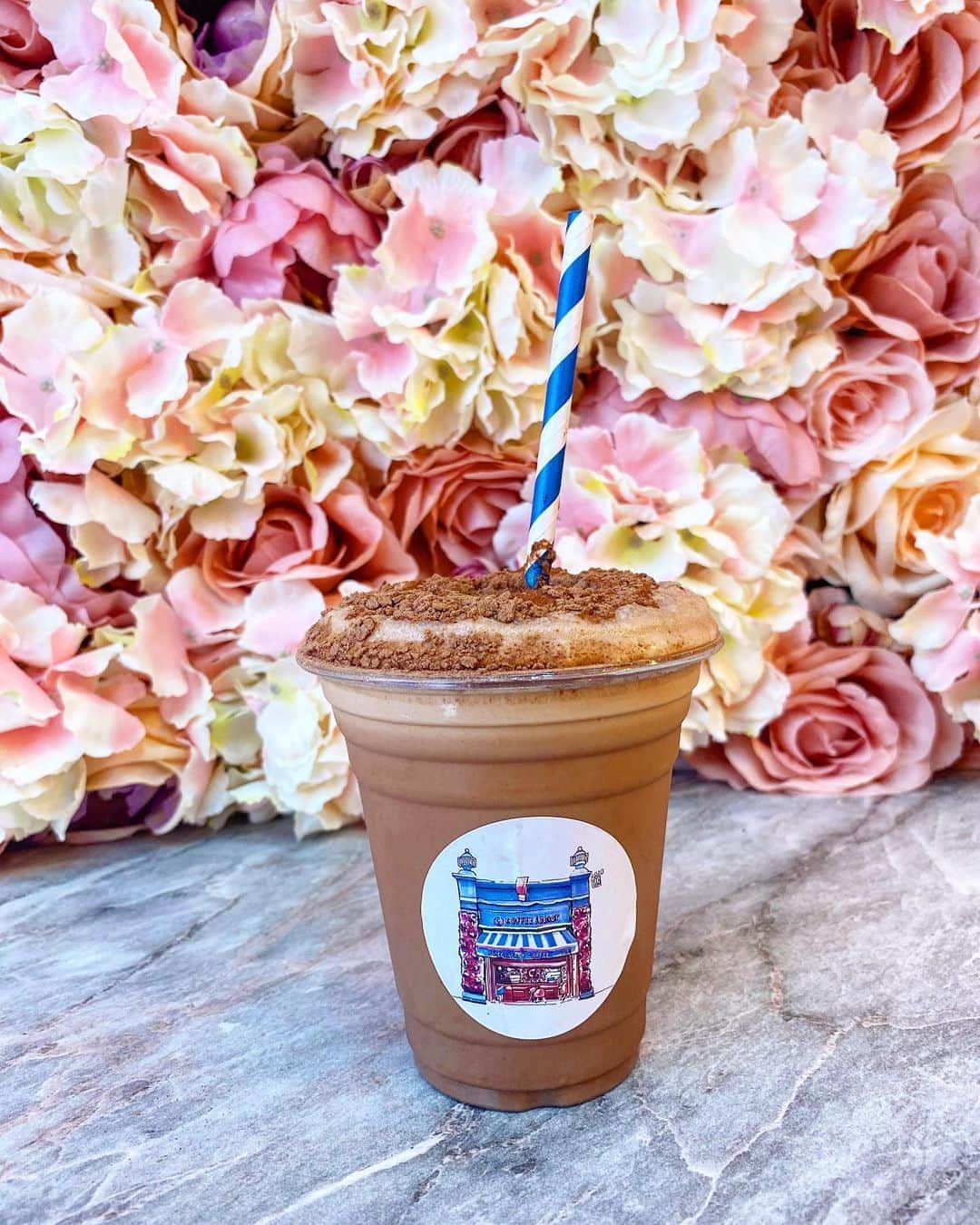 Eat With Steph & Coのインスタグラム：「TIRAMISU COFFEE ☕️🍨💛 from now on I’ll only be drinking coffee that tastes like a dessert 🙌🏻 this was a great find @coffeeaddict_official right by Victoria Station. They also do Japanese style pancakes which I will be going back for!」